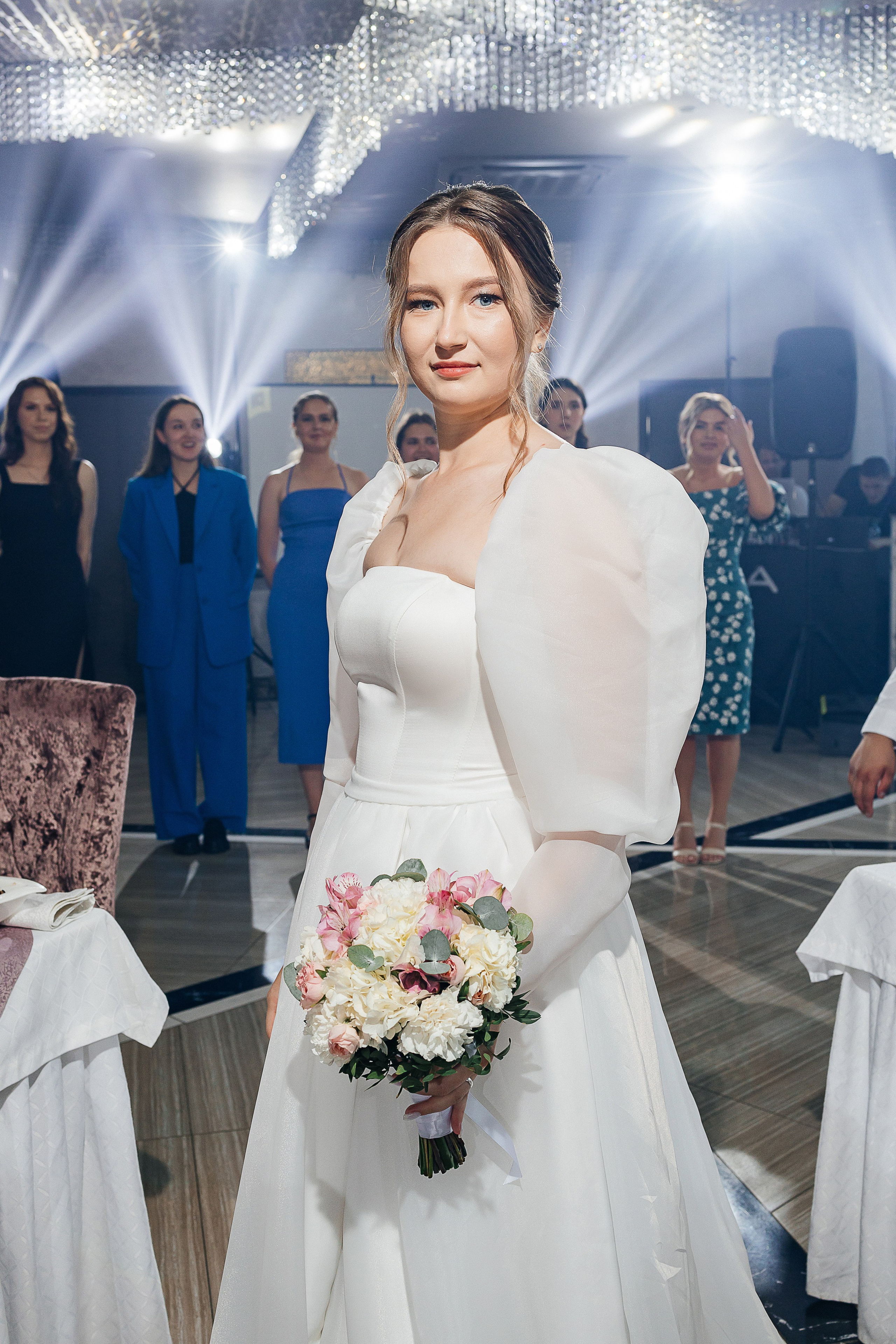 Свадебная фотосессия пары в номере отеля. Олег Сверчков | Свадебный фотограф Вологда