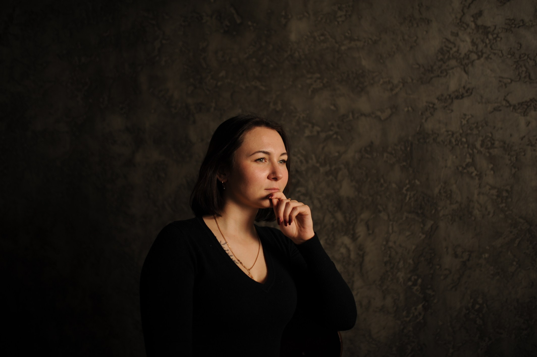 Индивидуальная съемка в Гомеле: момент изящного движения, подчеркивающий гармонию тела