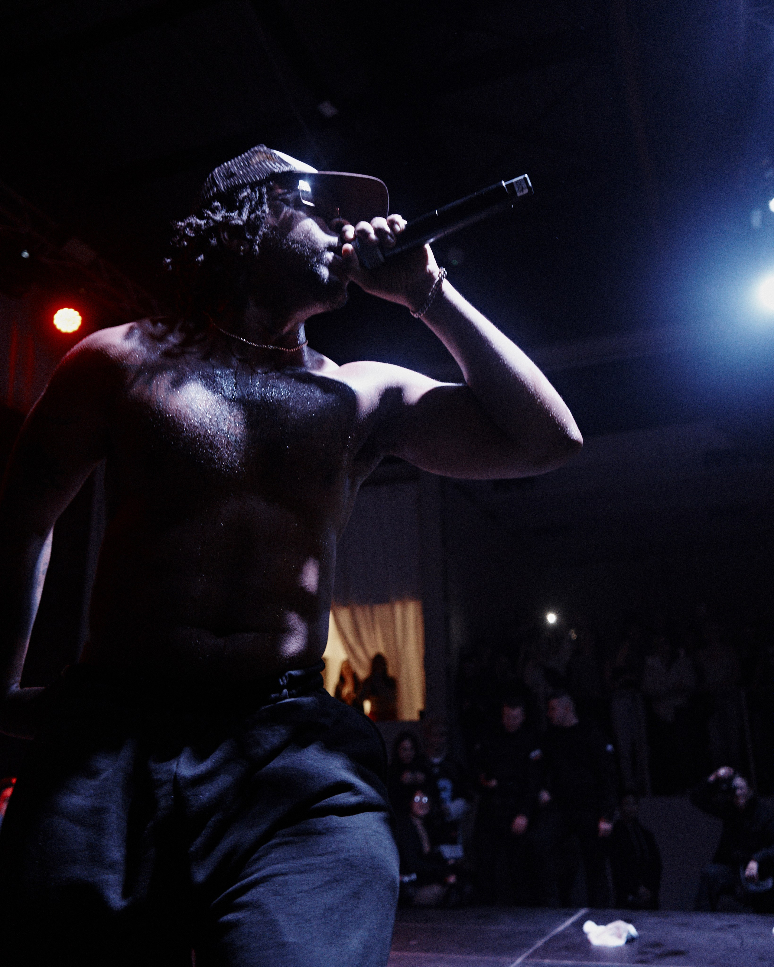 Azizi Gibson. NOIZOMAX Художественный фотограф в Дубай