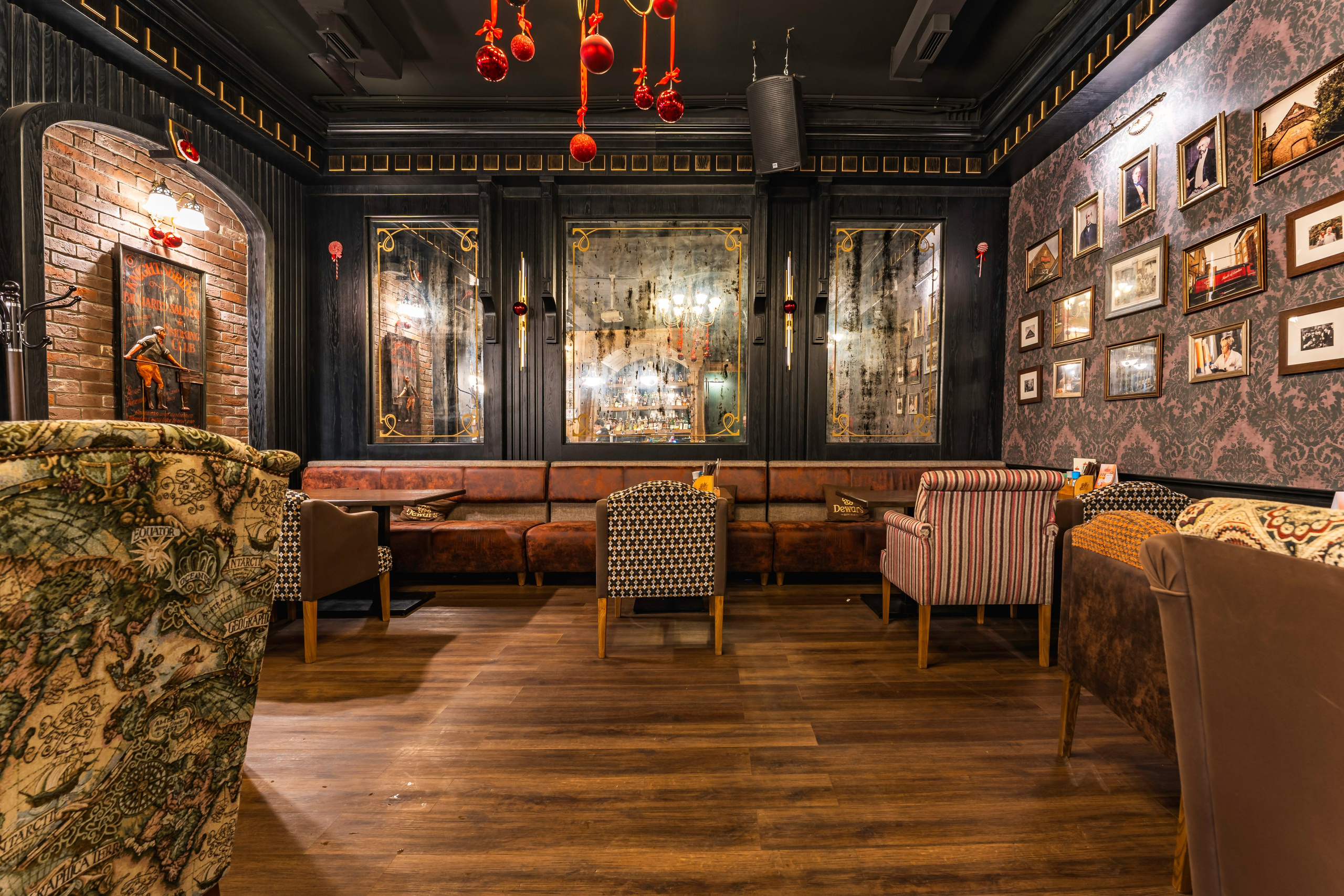 Алматы, Fuller's Izumrud — небольшой уютный паб в тихом районе, декабрь 2025. Интерьерный фотограф Алматы