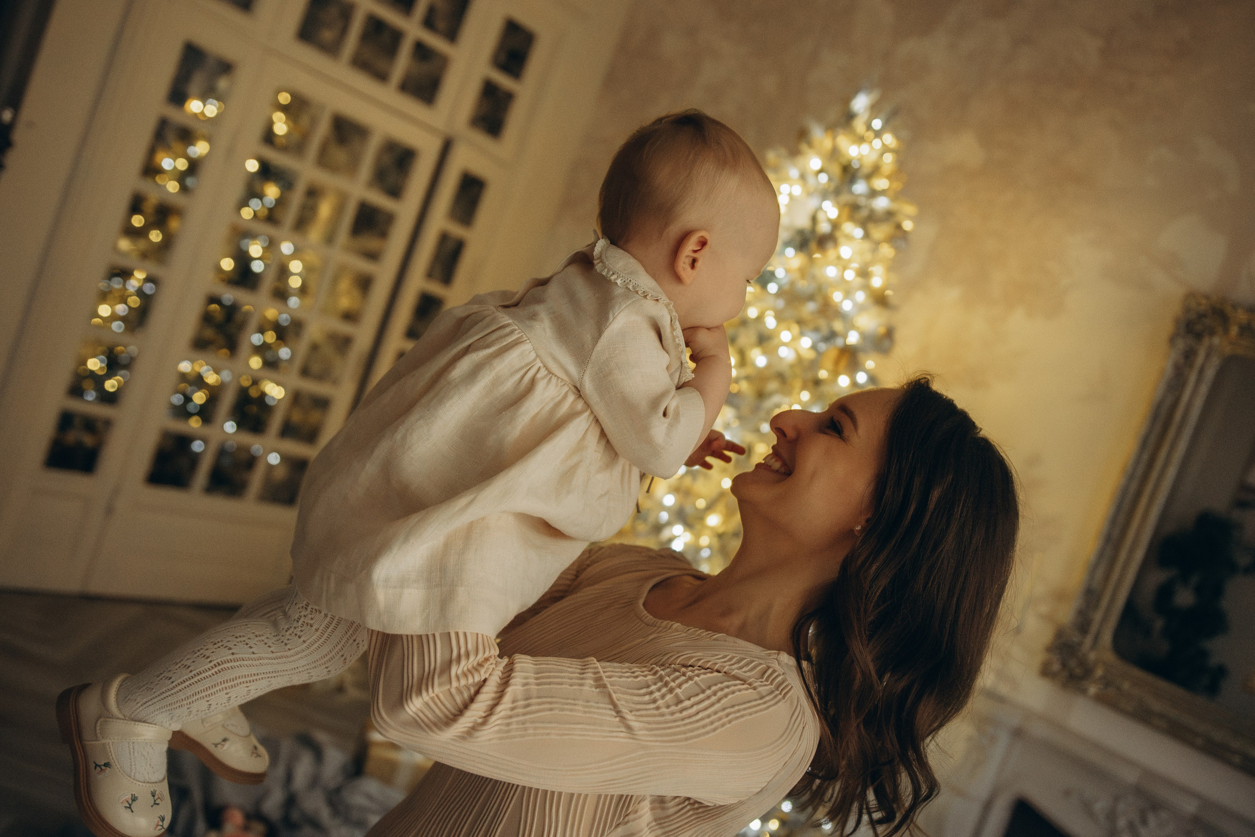 София и новогодняя елка. Гаврилова Настя семейный фотограф lifestyle в Москве