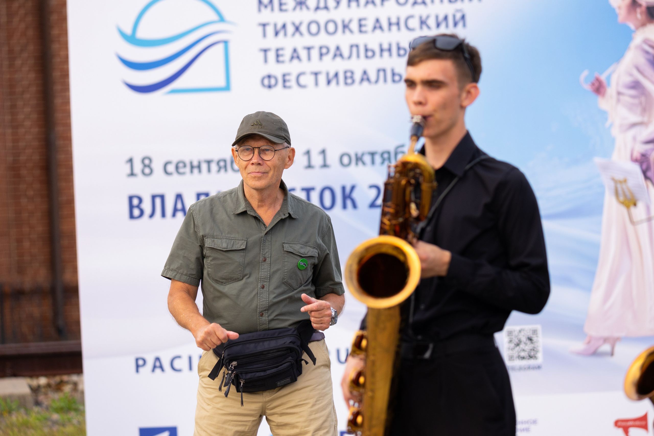 Уличный спектакль «Те, кто из-за моря». Олег Катакинов| Репортажный фотограф в городе у моря (Владивосток)