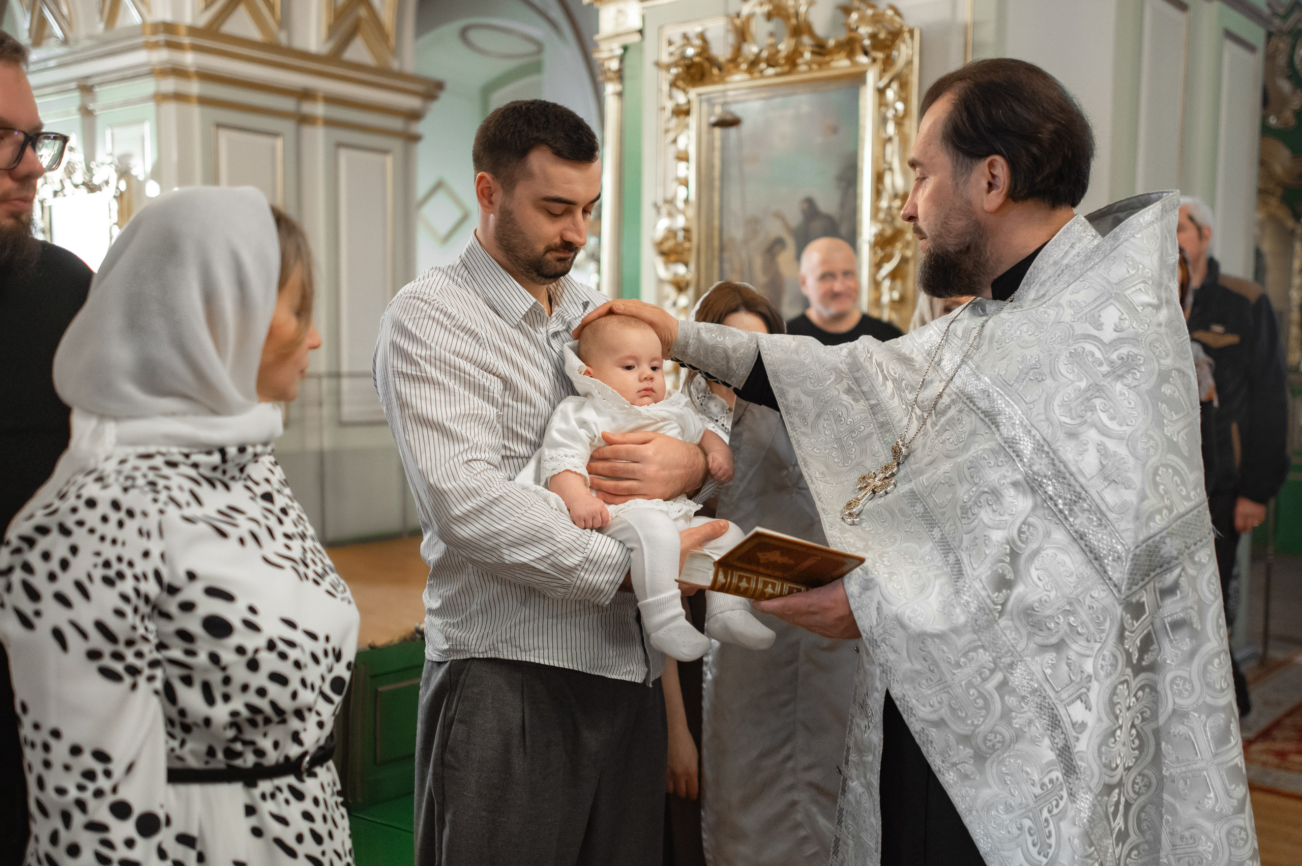 Крещение в Николо-Богоявленском соборе. Фотограф на крещение и венчание, семейный фотограф в Санкт-Петербурге