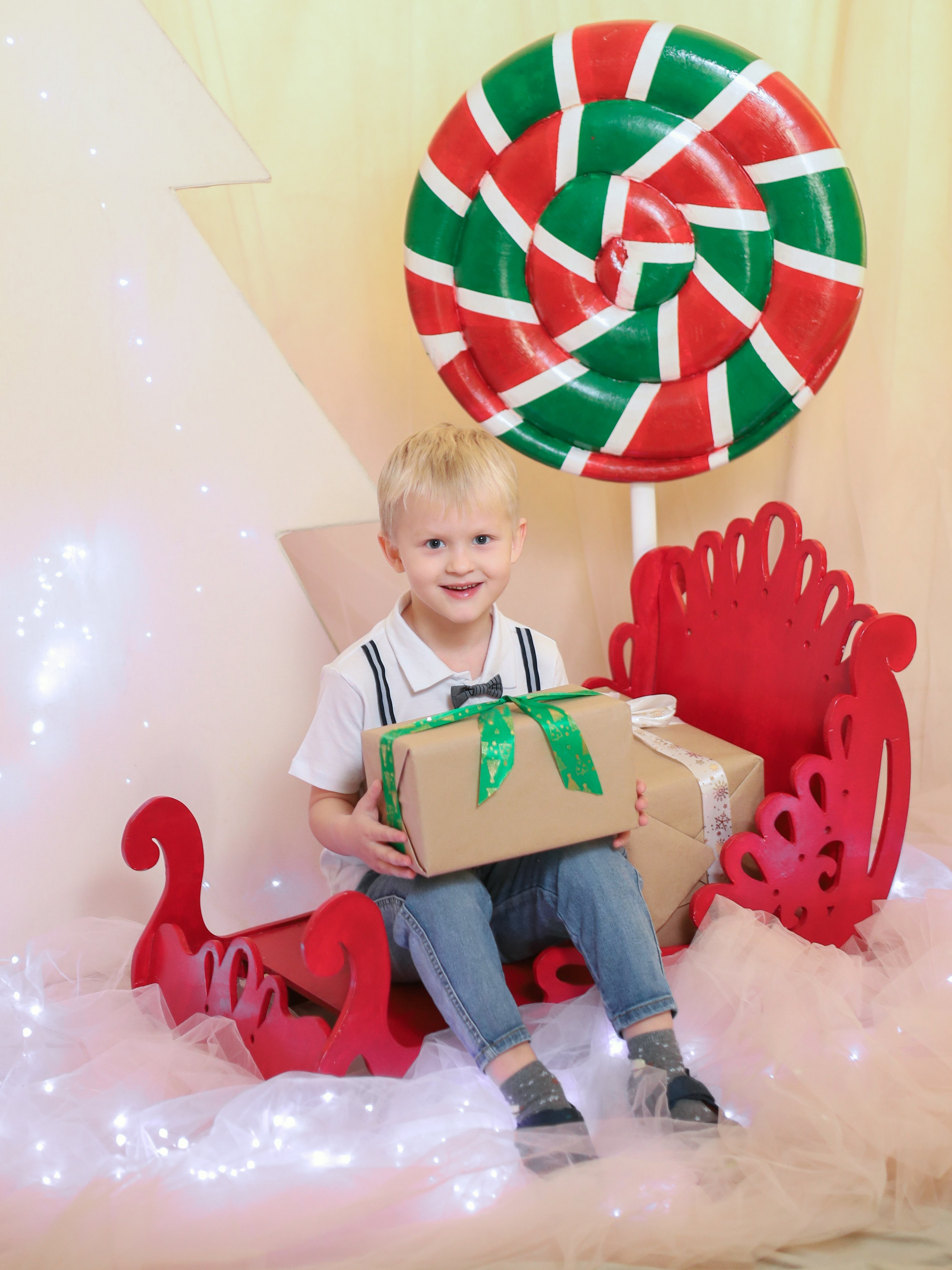 Общее фото в детском саду с выездным реквизитом в Тюмени. Выпускные альбомы в Тюмени для школ, садов, вузов спортивных секций