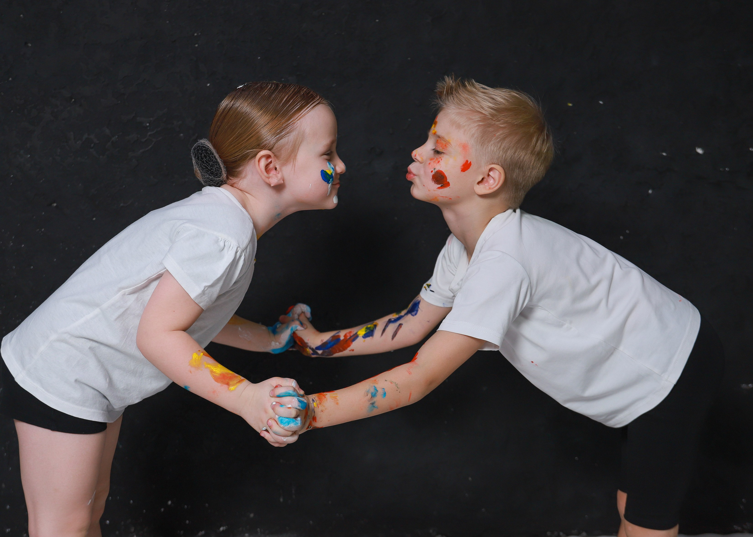 Младшие с красками. Фотограф Юлия Мальцева