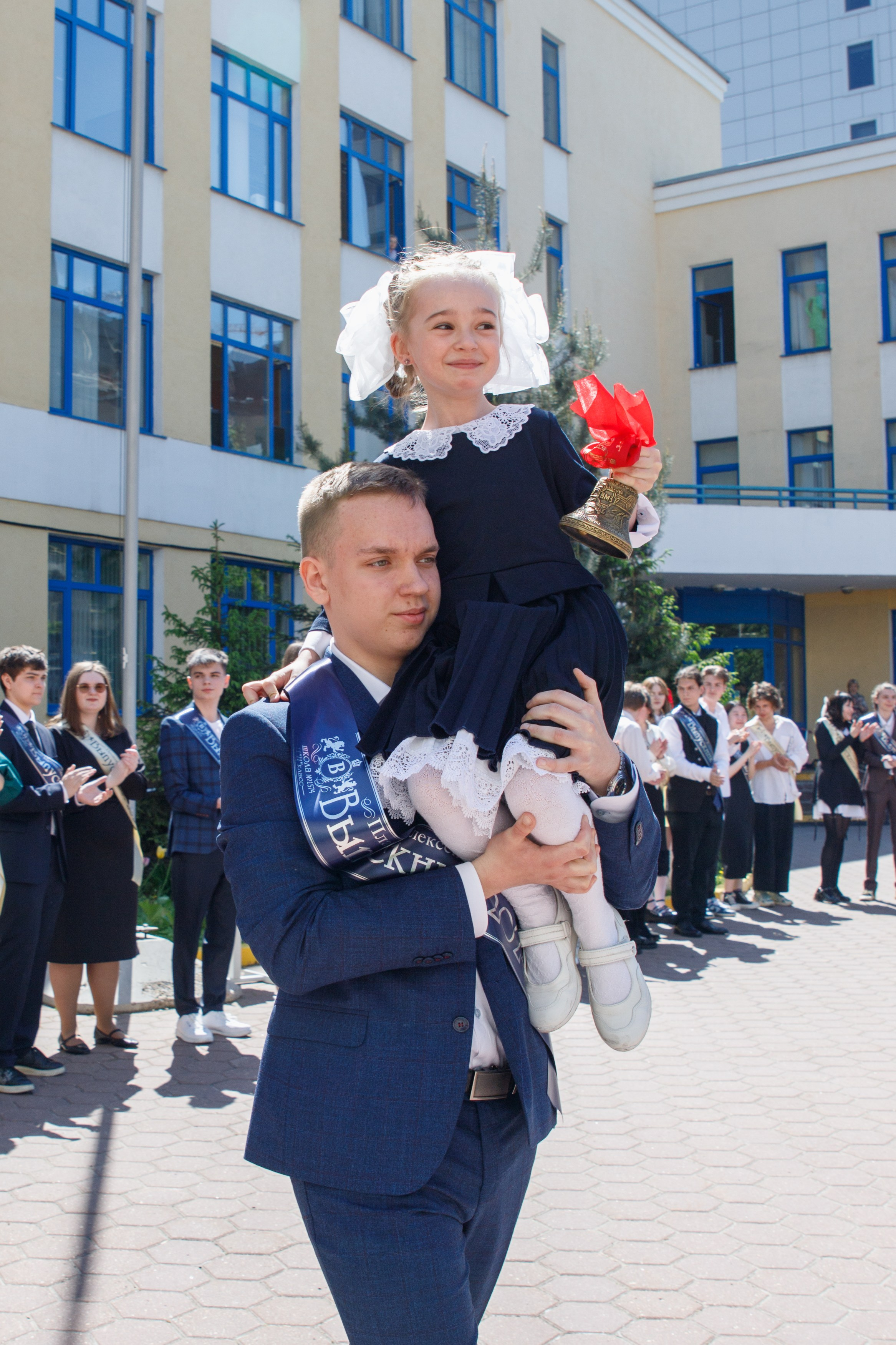 Репортажная съемка с Последнего звонка в школе в Москве. Семейный и школьный фотограф в Москве Анна Ткач