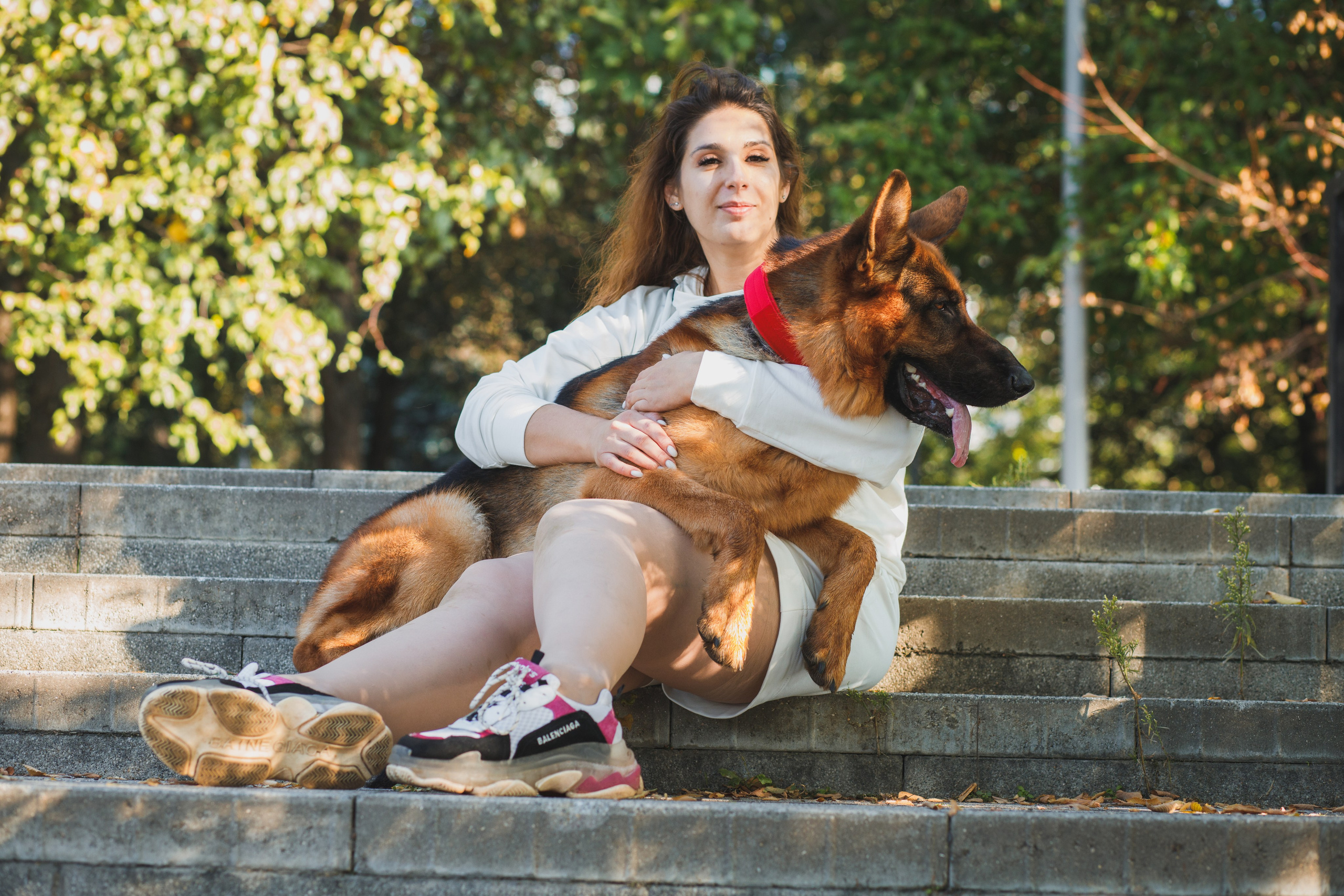 Фотопрогулка молодой девушки и ее собаки летним утром в парке. Семейный и школьный фотограф в Москве Анна Ткач