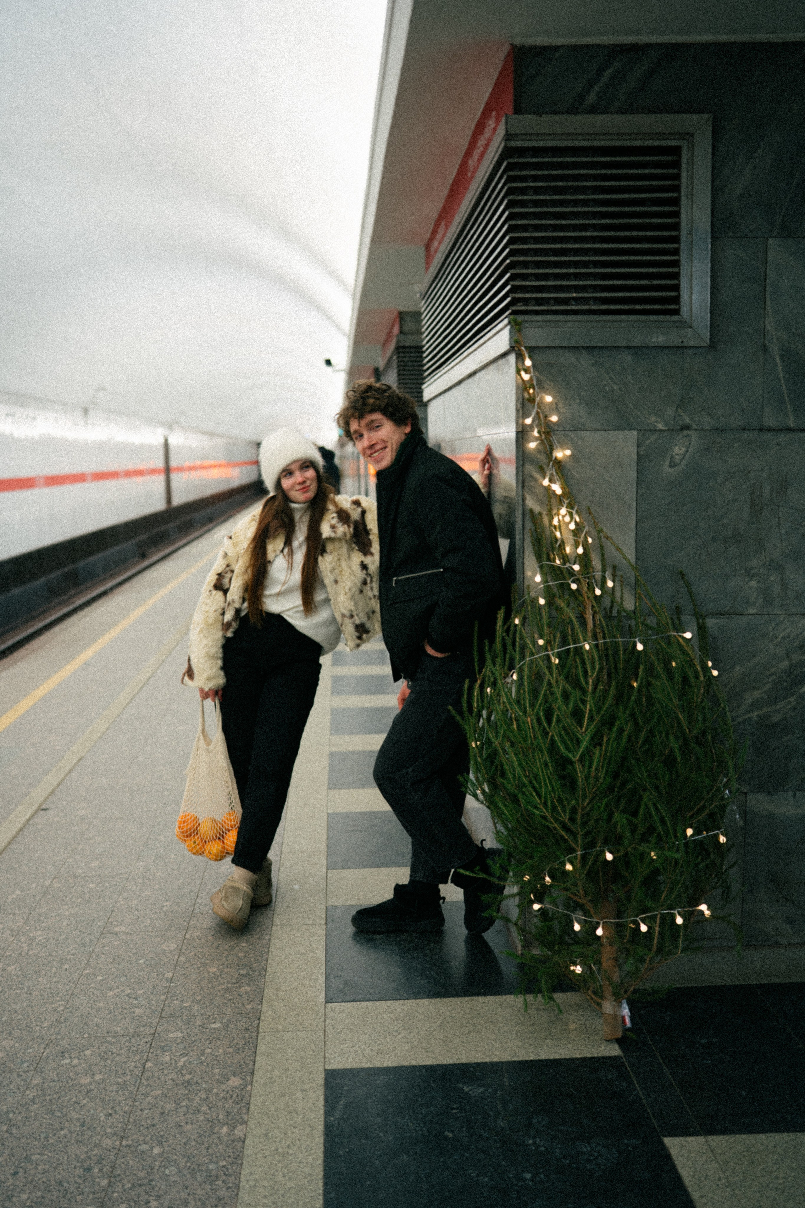 НОВОГОДНЯЯ ПРОГУЛКА ПАРЫ ПО ЧЕРНЫШЕВСКОЙ ПЕРЕД НОВЫМ ГОДОМ. Профессиональный фотограф, Санкт-Петербург — Виктория Богомолова