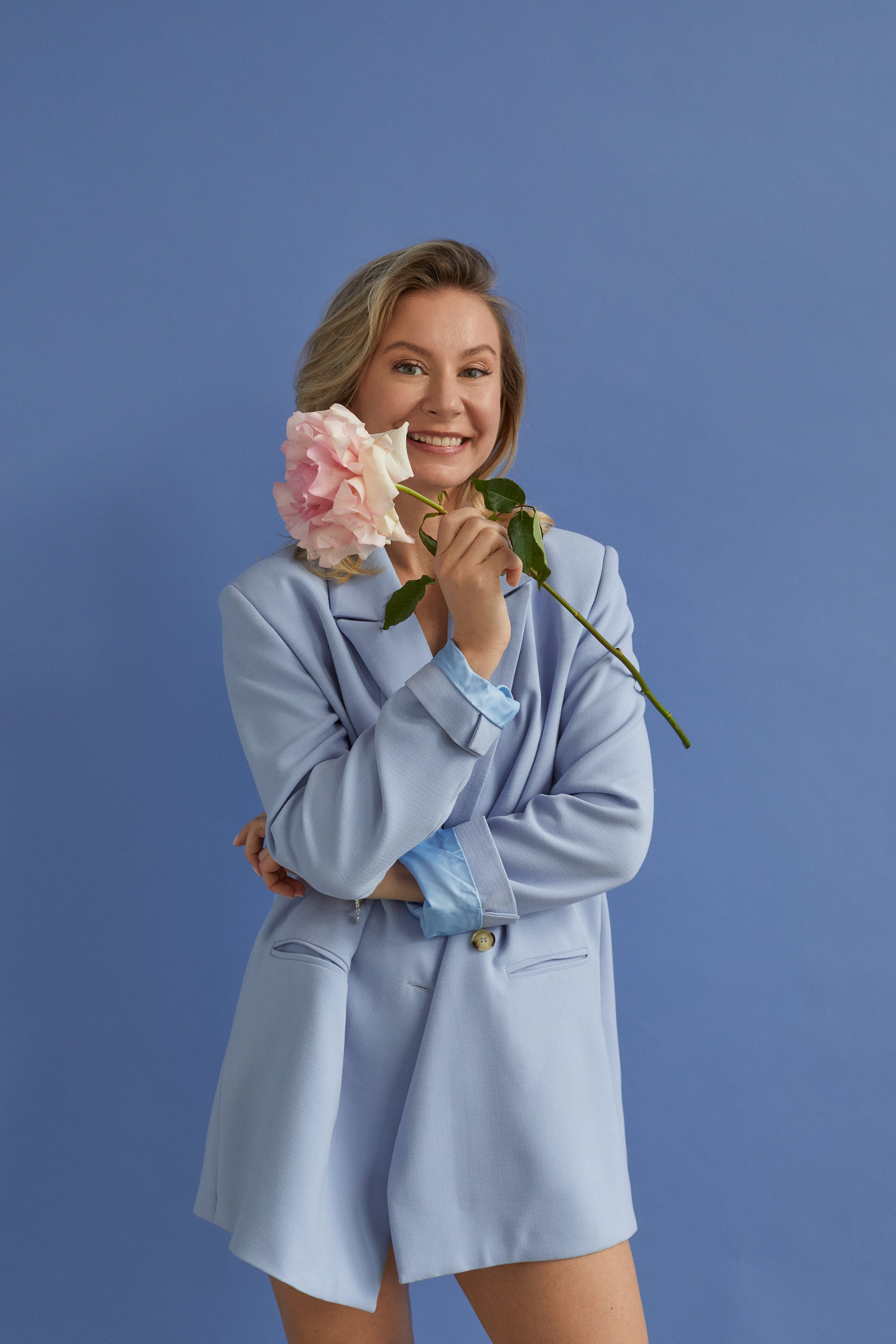 Женственная фотосессия с цветами в студии. Оксана Кузь|фотограф и продюсер