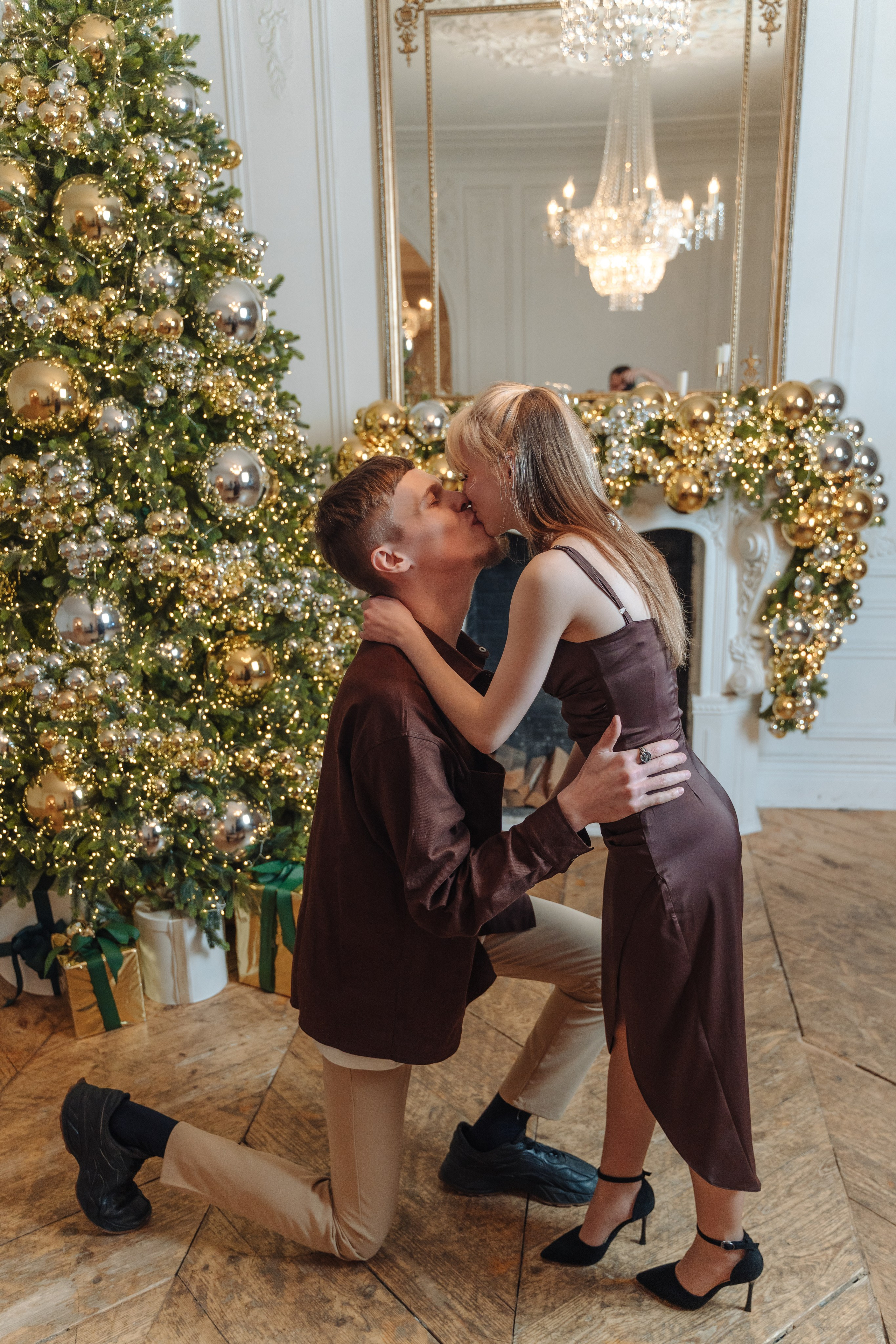 Зимняя фотосессия лавстори с предложением руки и сердца в фотостудии