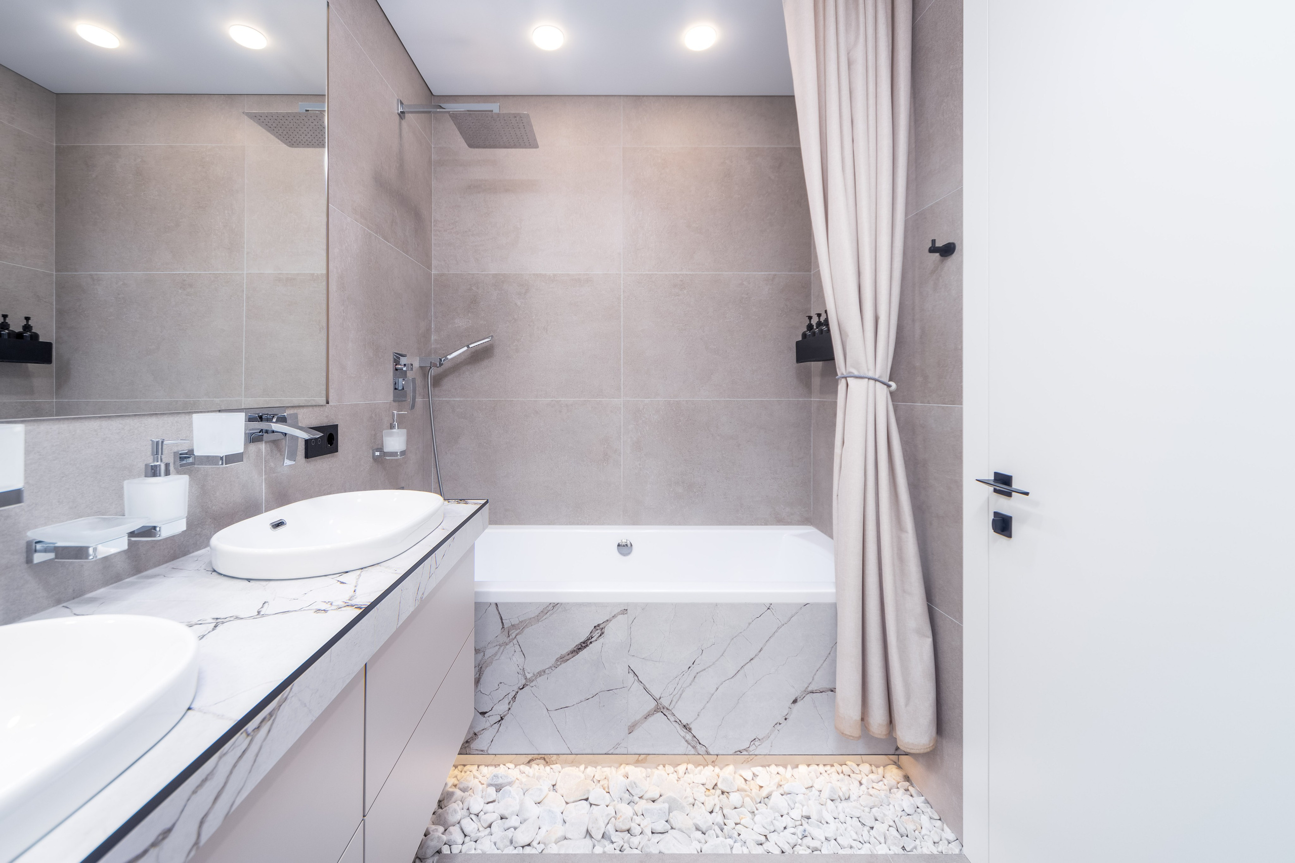 Интерьерная фотосъемка трехкомнатной квартиры - фото основного санузла: раковина и ванна с подсветкой