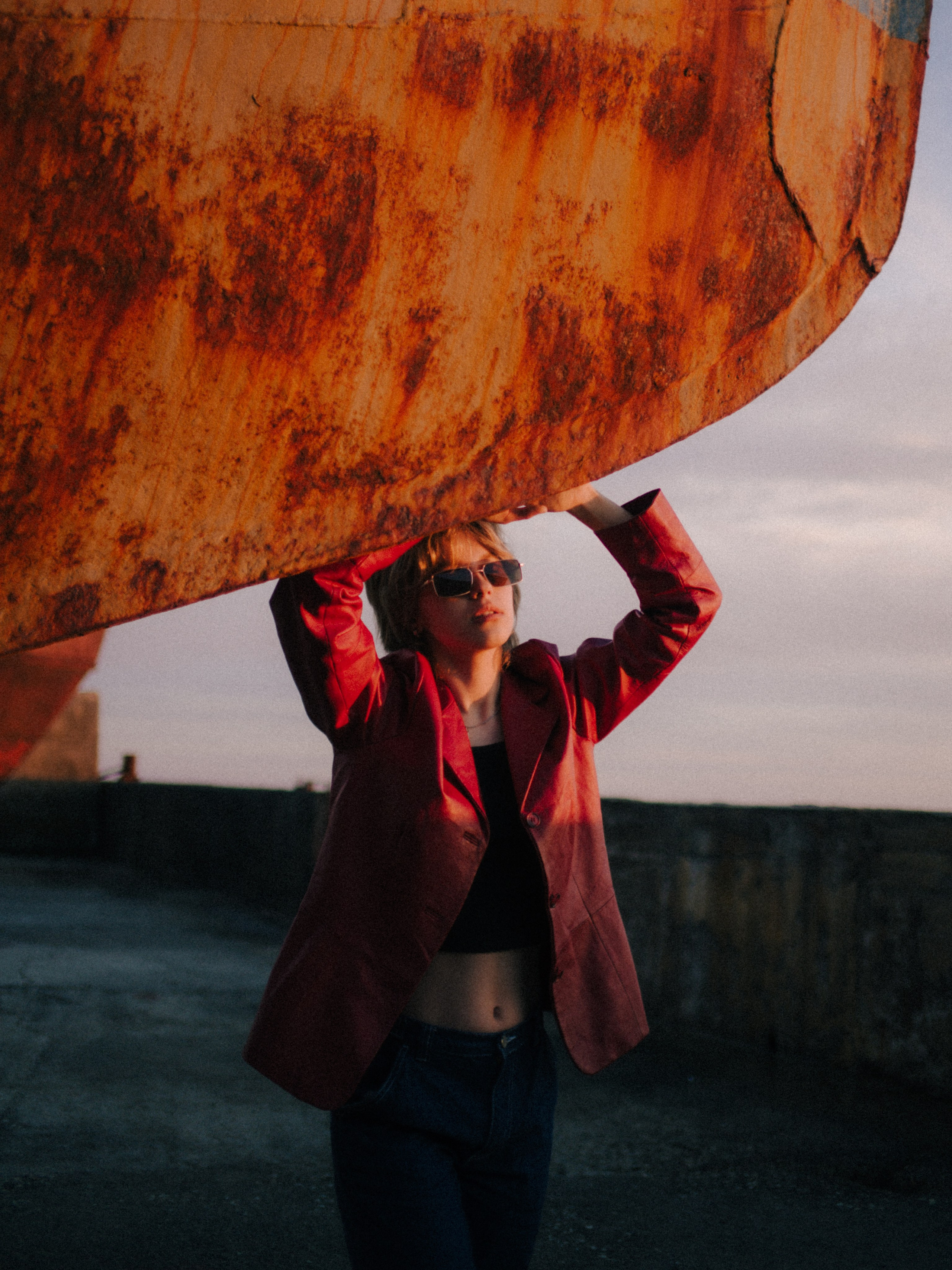 Вика среди заброшенных кораблей. Главная