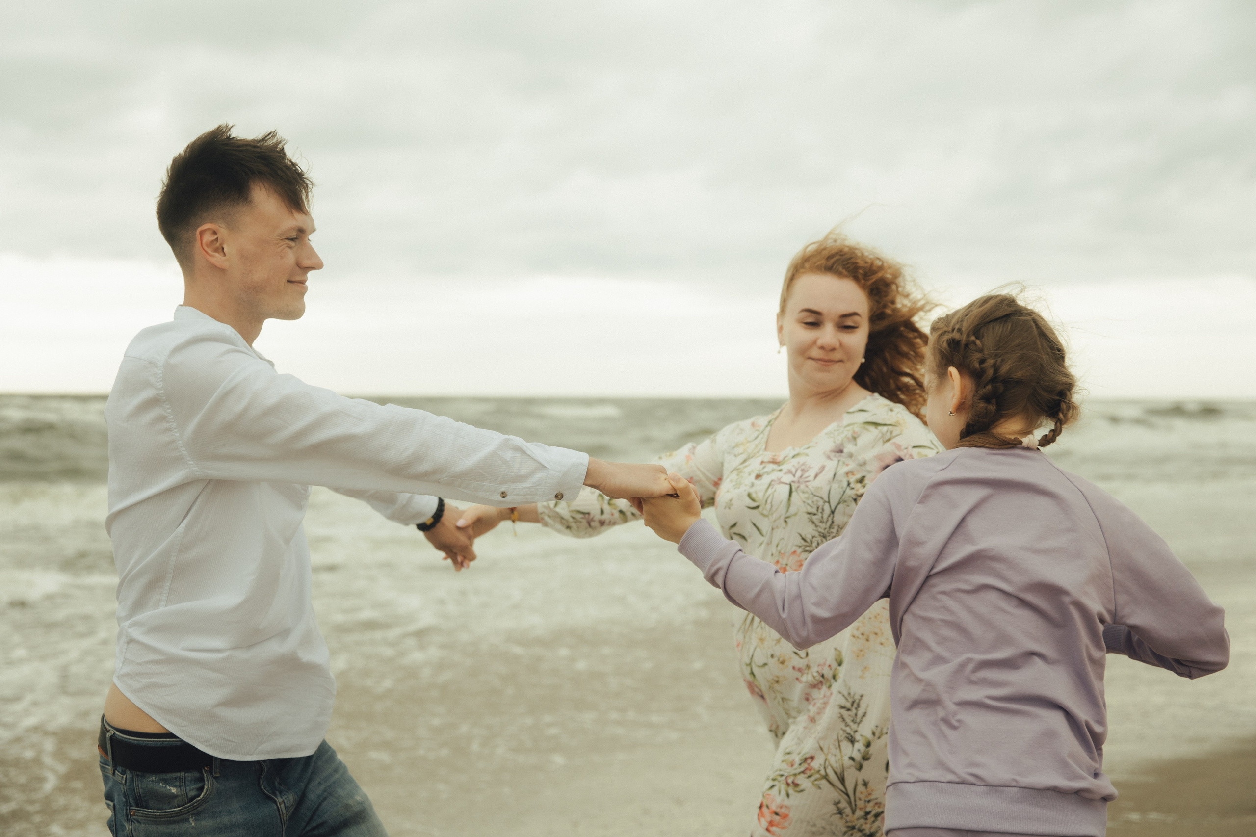 Семья в Янтарном / шторм. Фотограф Калининград Илья Миллер