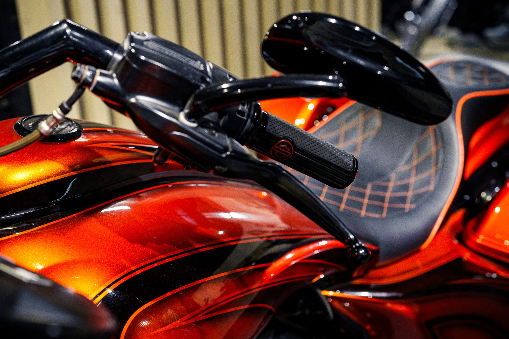 Художественный портрет мотоцикла Harley-Davidson цвета пламени