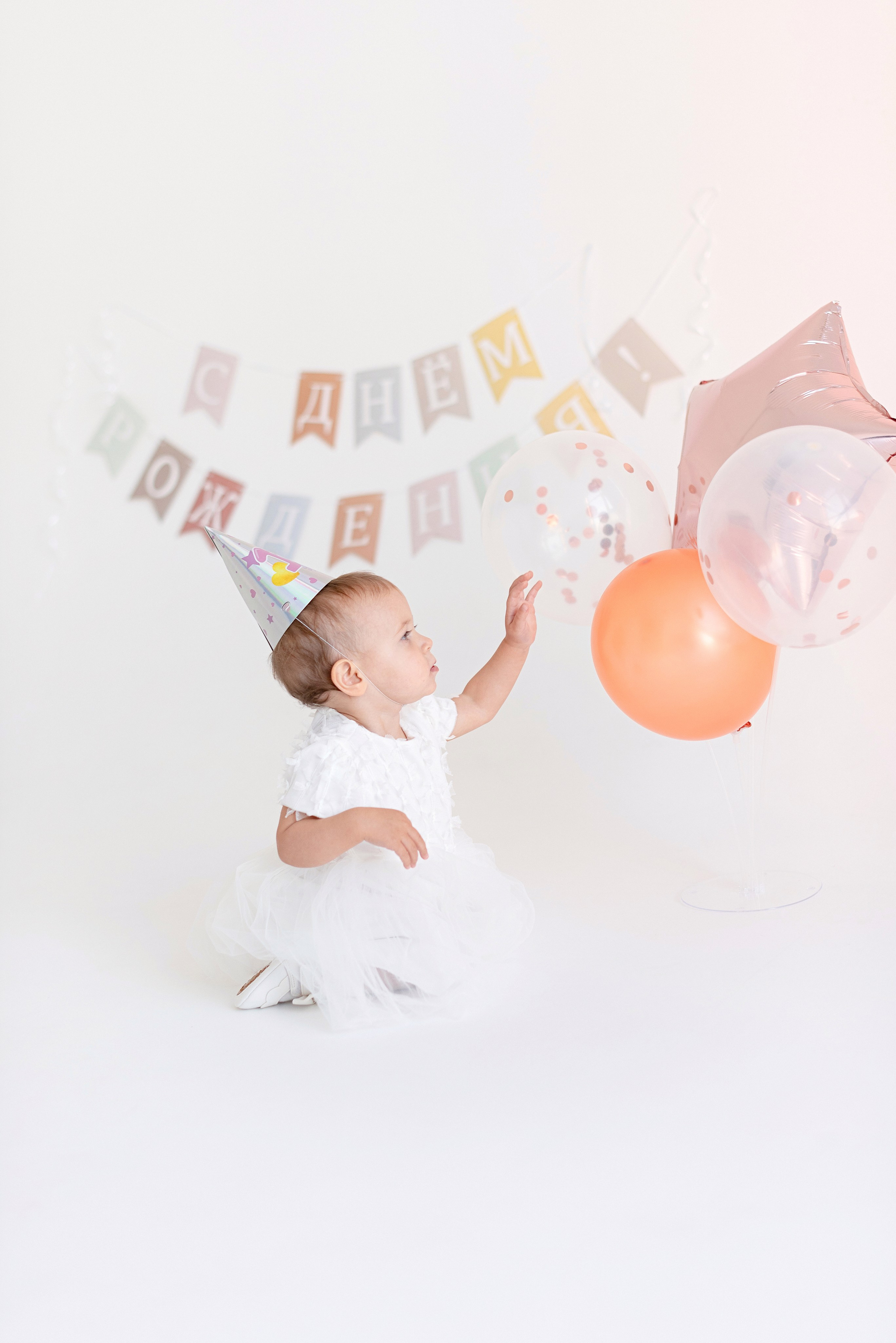 Фотосессия дня рождения малыша в студии, торт, воздушные шары, мыльные пузыри, профессиональный фотограф в Сургуте и Нефтеюганске.