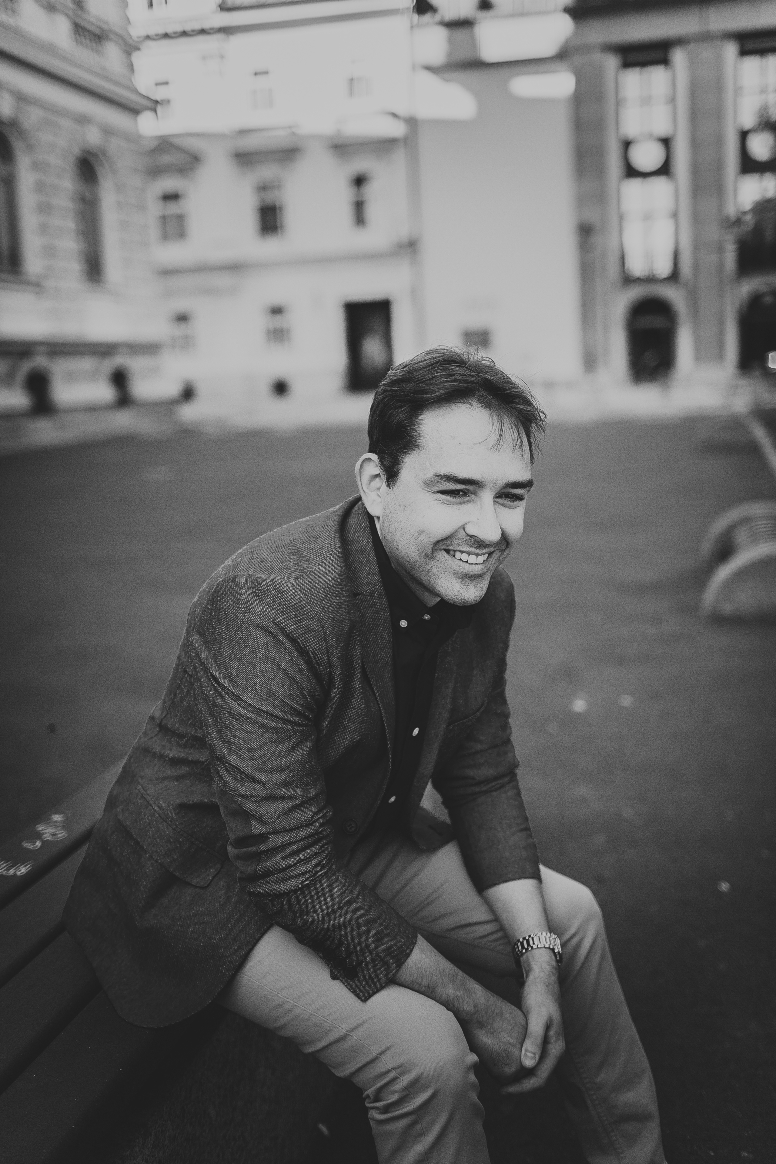 портрет мужчины на скамейке во дворе