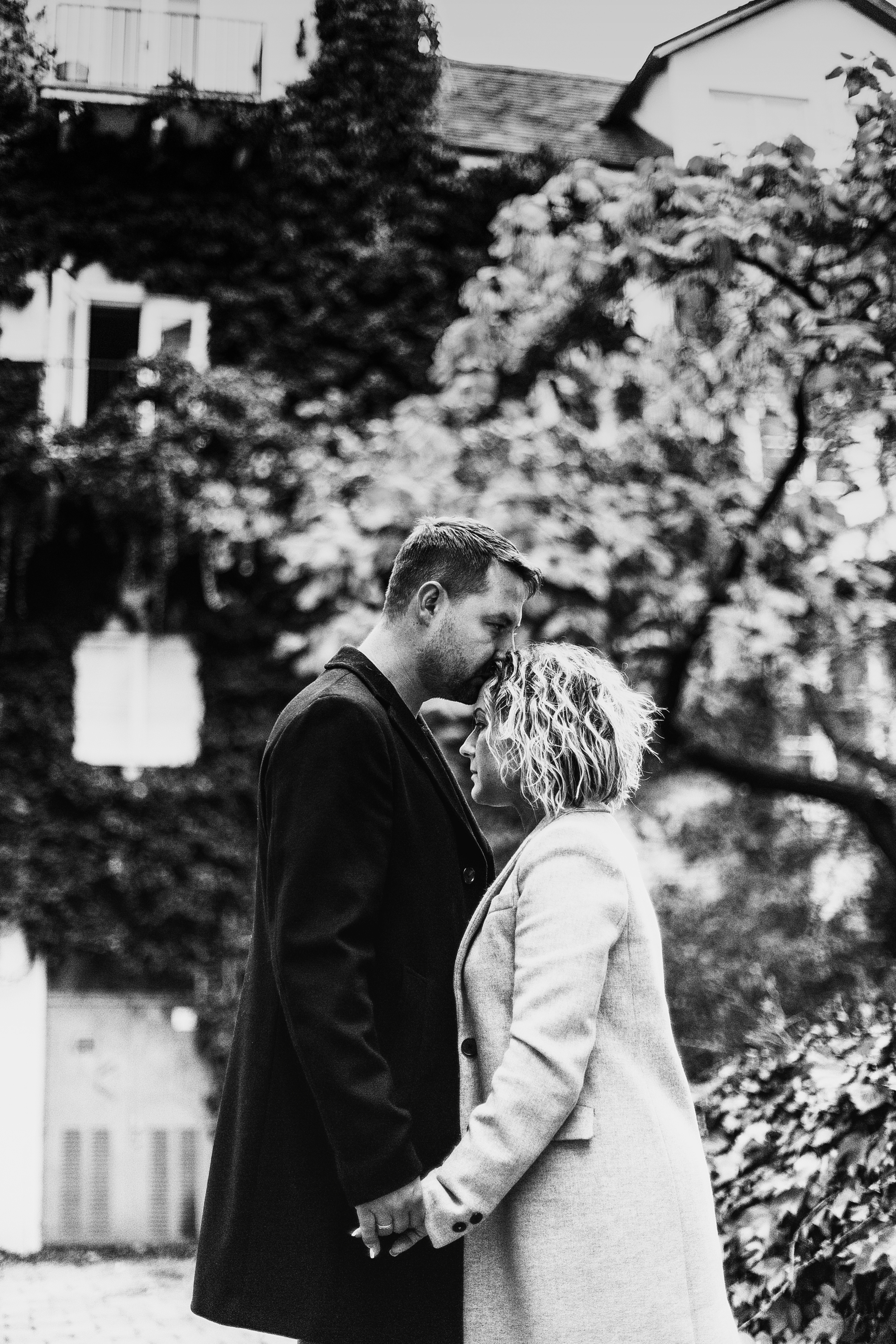 нежный поцелуй в лоб осенью