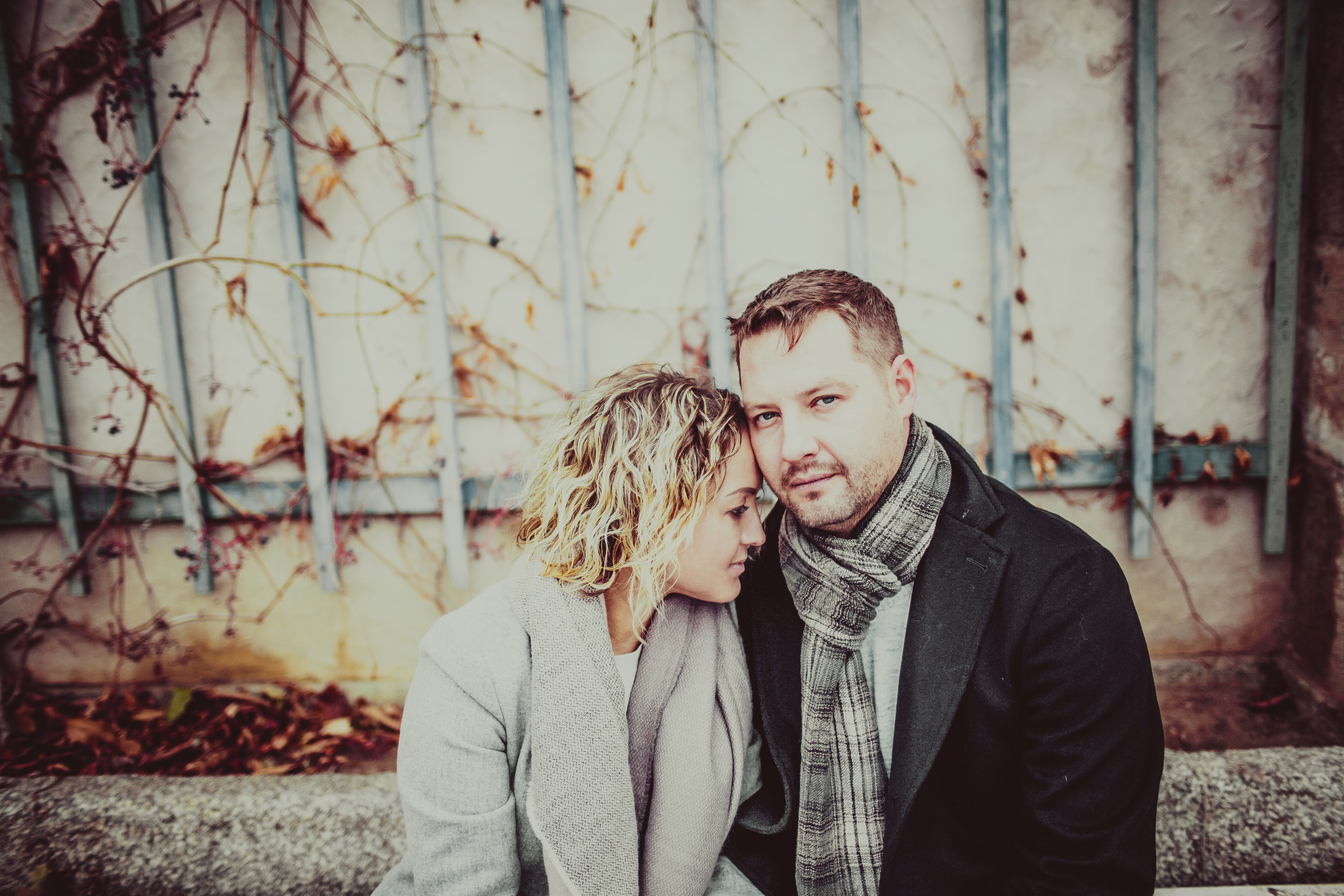 пара в черном и белом пальто осенью на улице