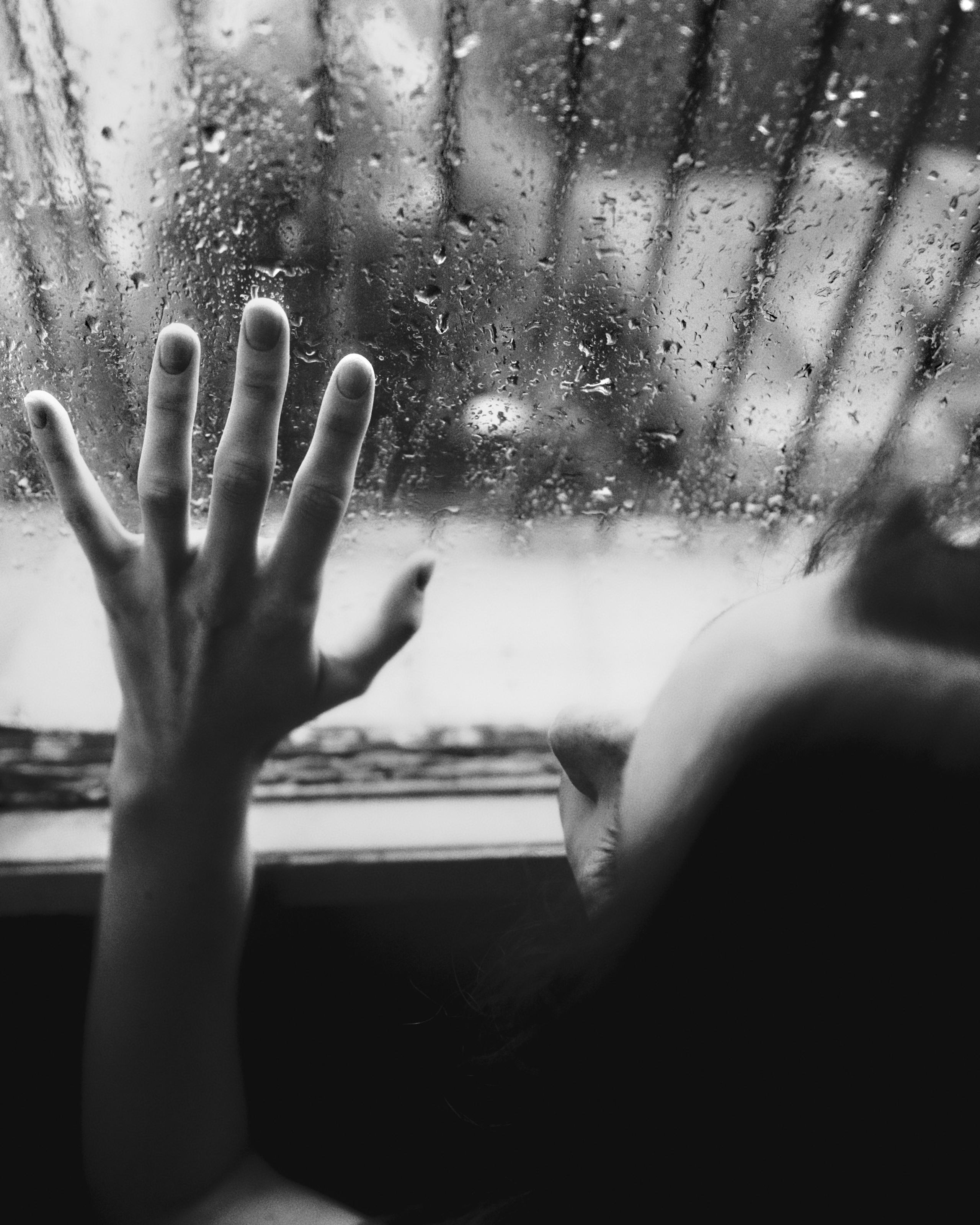 Женский черно-белый портрет в дождь