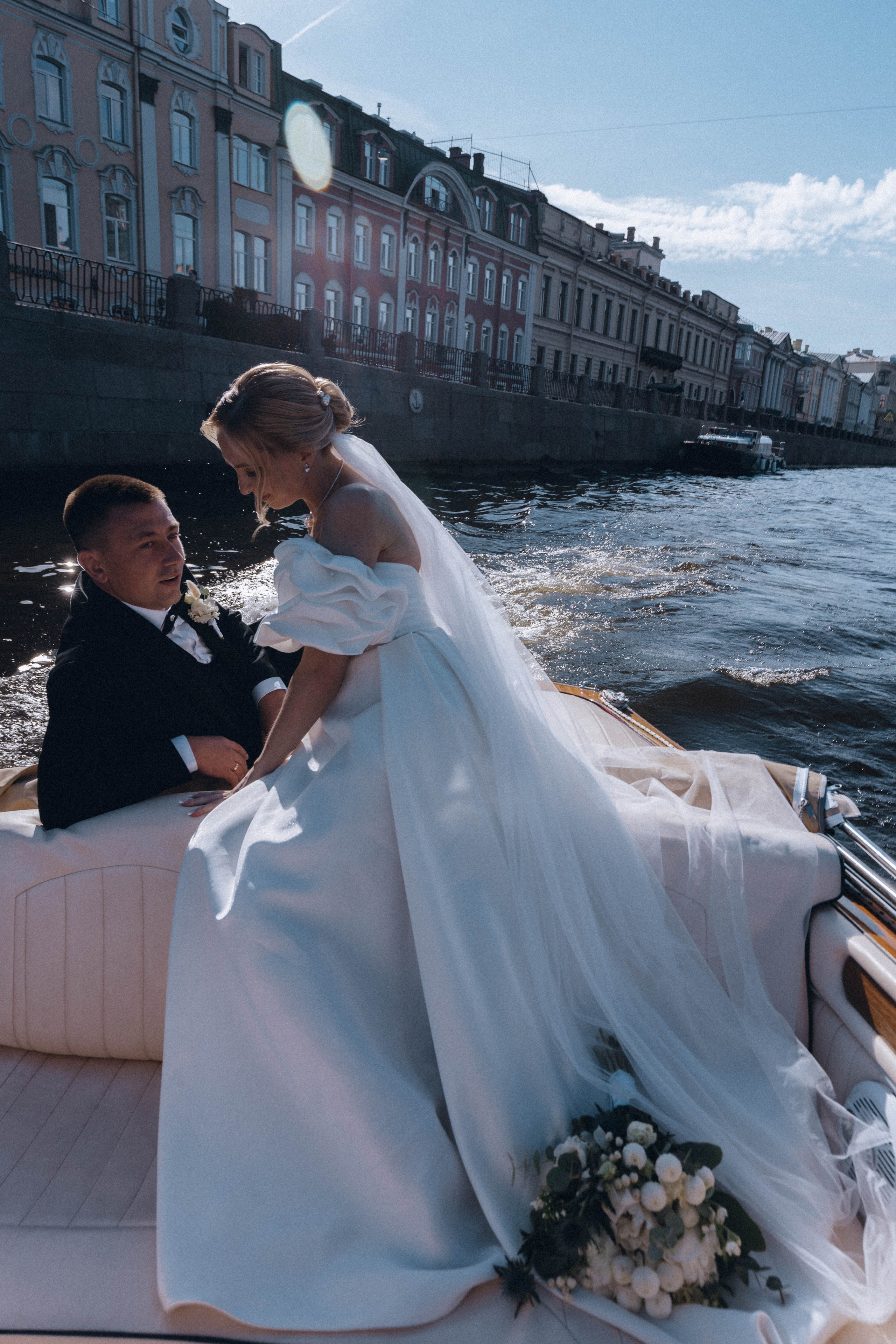 СВАДЕНБНАЯ СЬЕМКА НА КАТЕРЕ ПО КАНАЛАМ САНКТ-ПЕТЕРБУРГА И В АКВАТОРИИ НЕВЫ. Профессиональный фотограф, Санкт-Петербург — Виктория Богомолова