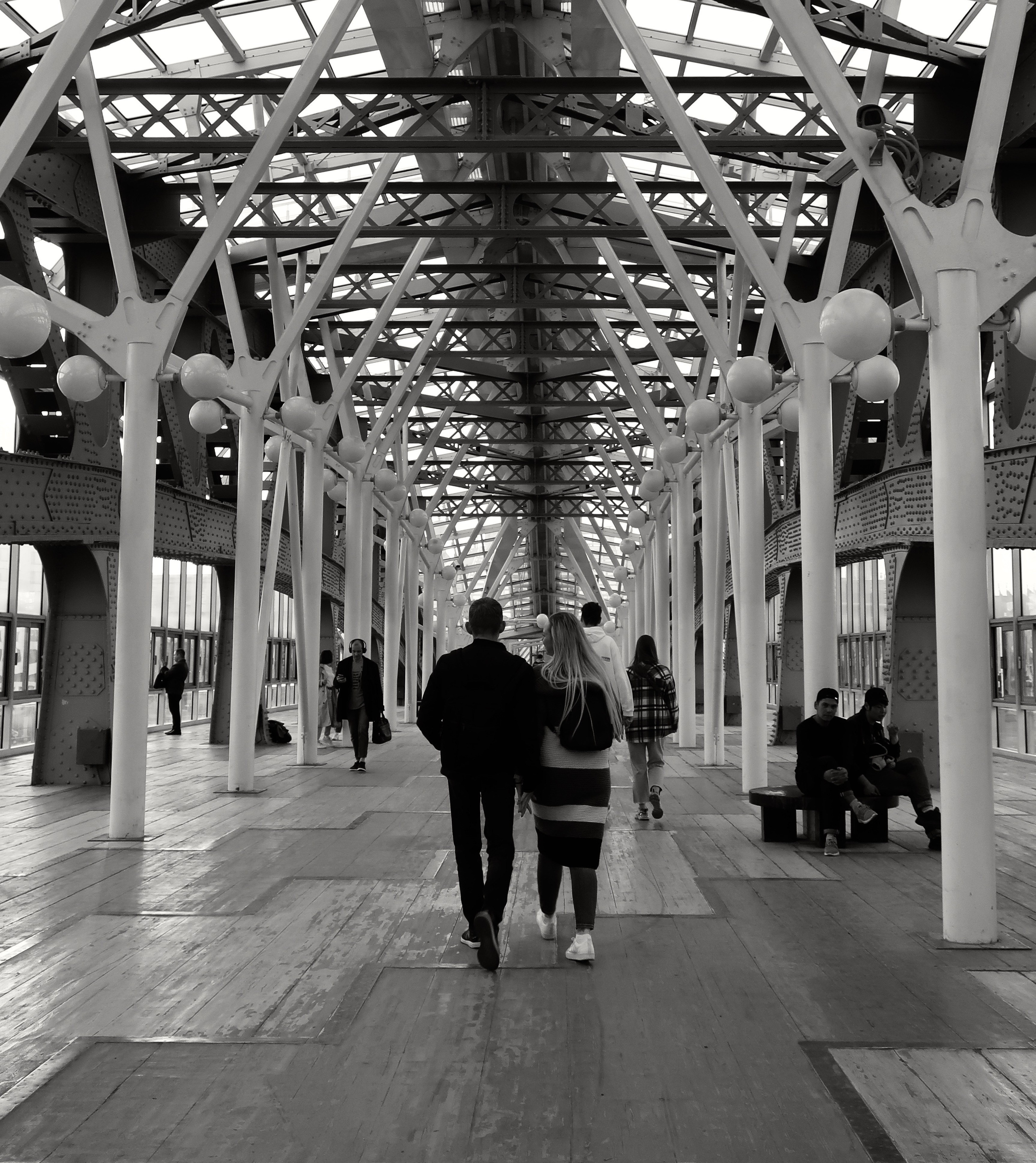 На мосту через Москва-реку.