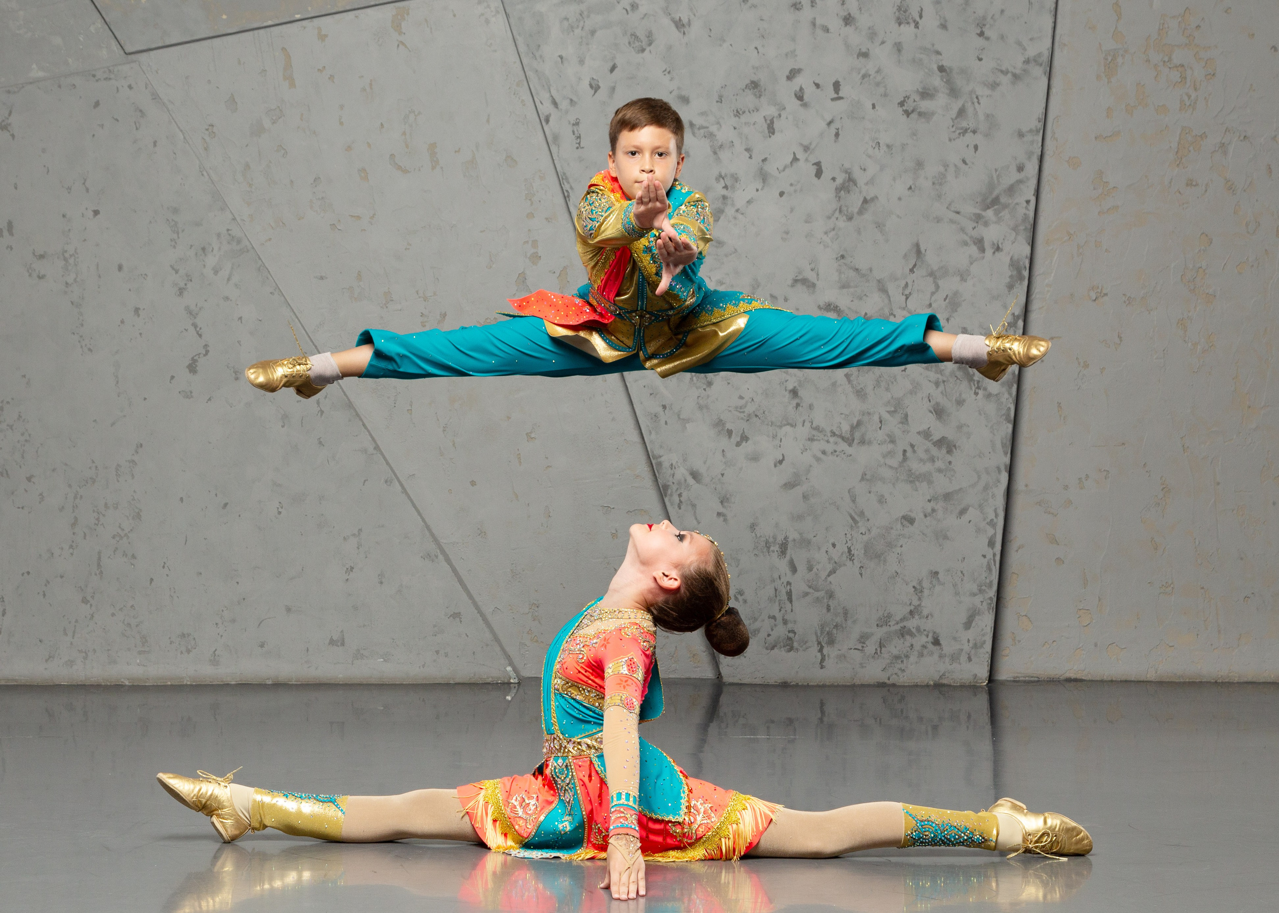 Балетные фотографии детей: акробатический номер, яркий костюм, танец на льду