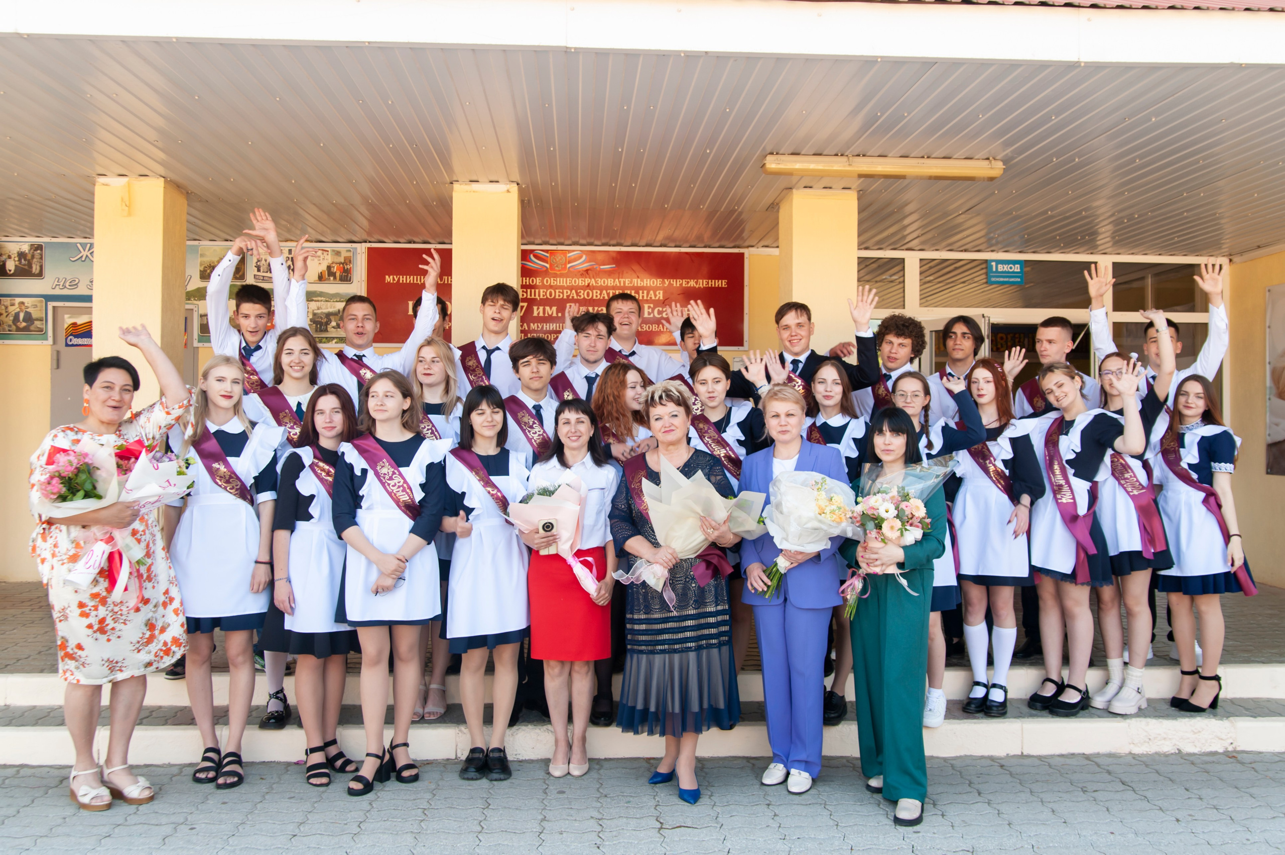 Последний Звонок МАОУ СОШ № 17 им. Эдуарда Есаяна — Архипо-Осиповка. Свадебный и семейный фотограф Денис Лукьянов в Краснодаре, Краснодарском крае и Республике Крым