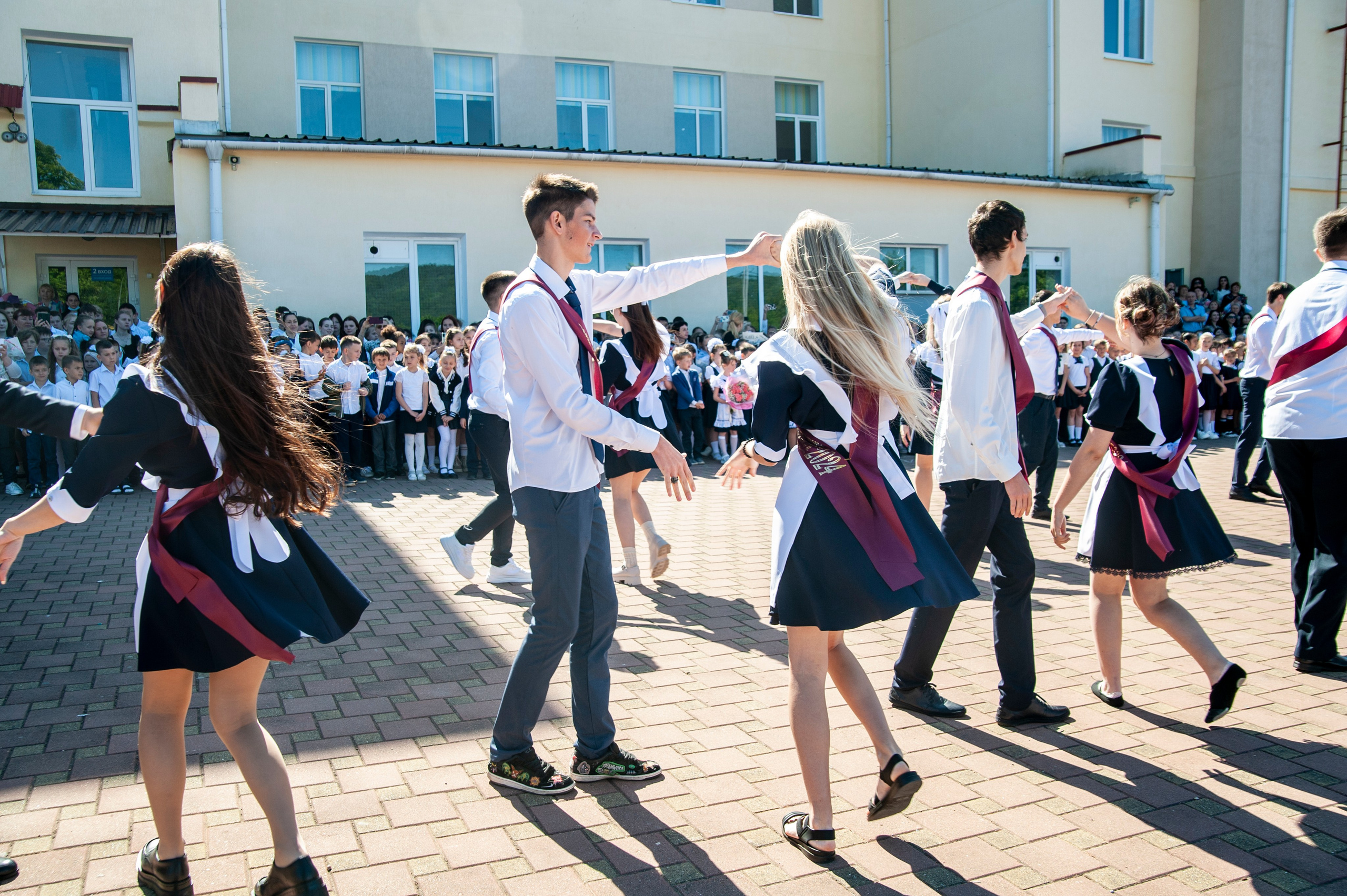 Последний Звонок МАОУ СОШ № 17 им. Эдуарда Есаяна — Архипо-Осиповка. Свадебный и семейный фотограф Денис Лукьянов в Краснодаре, Краснодарском крае и Республике Крым