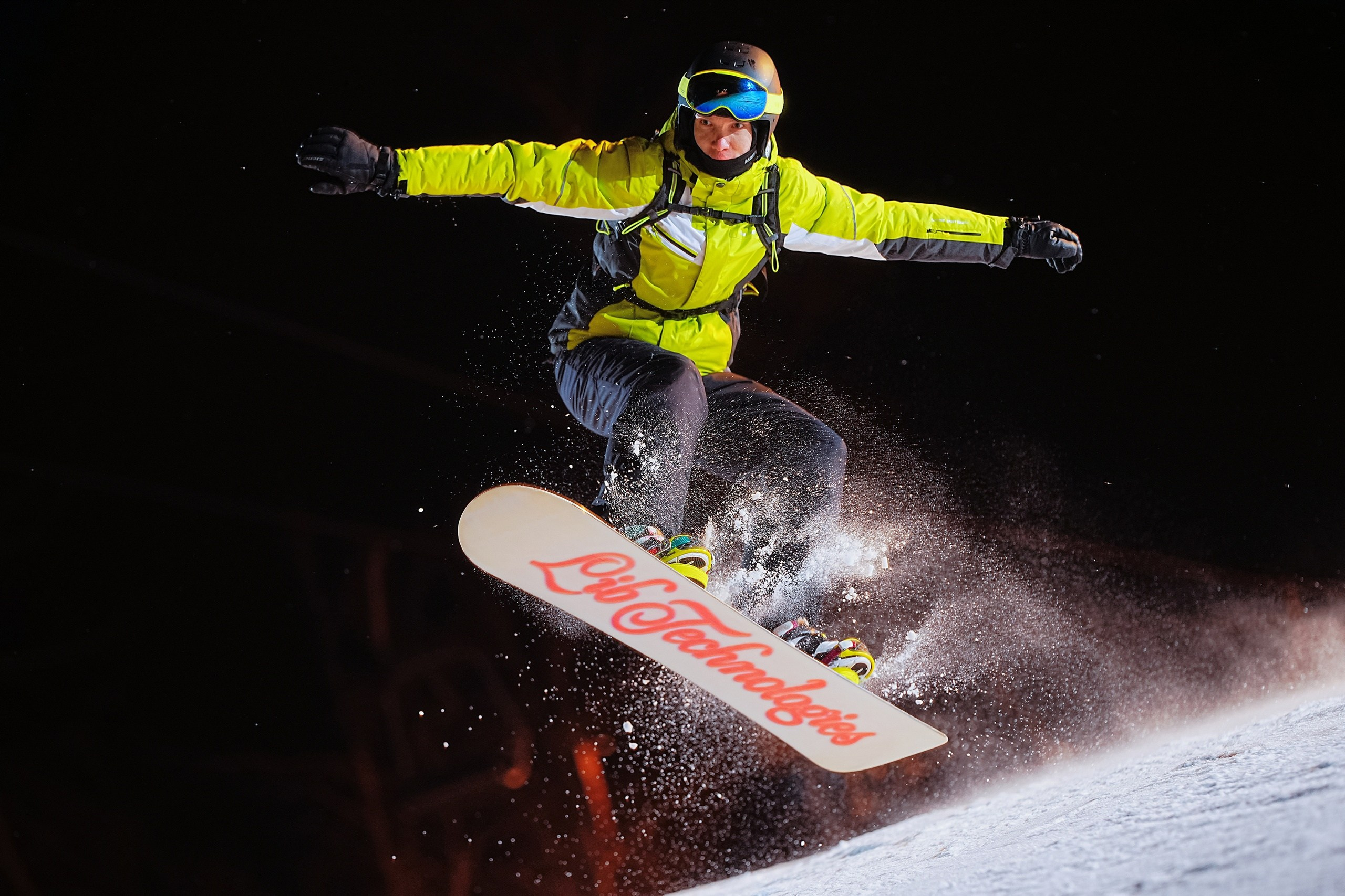 Вечерняя съёмка на склонах с использованием внешних вспышек. Фотограф Студитский Евгений