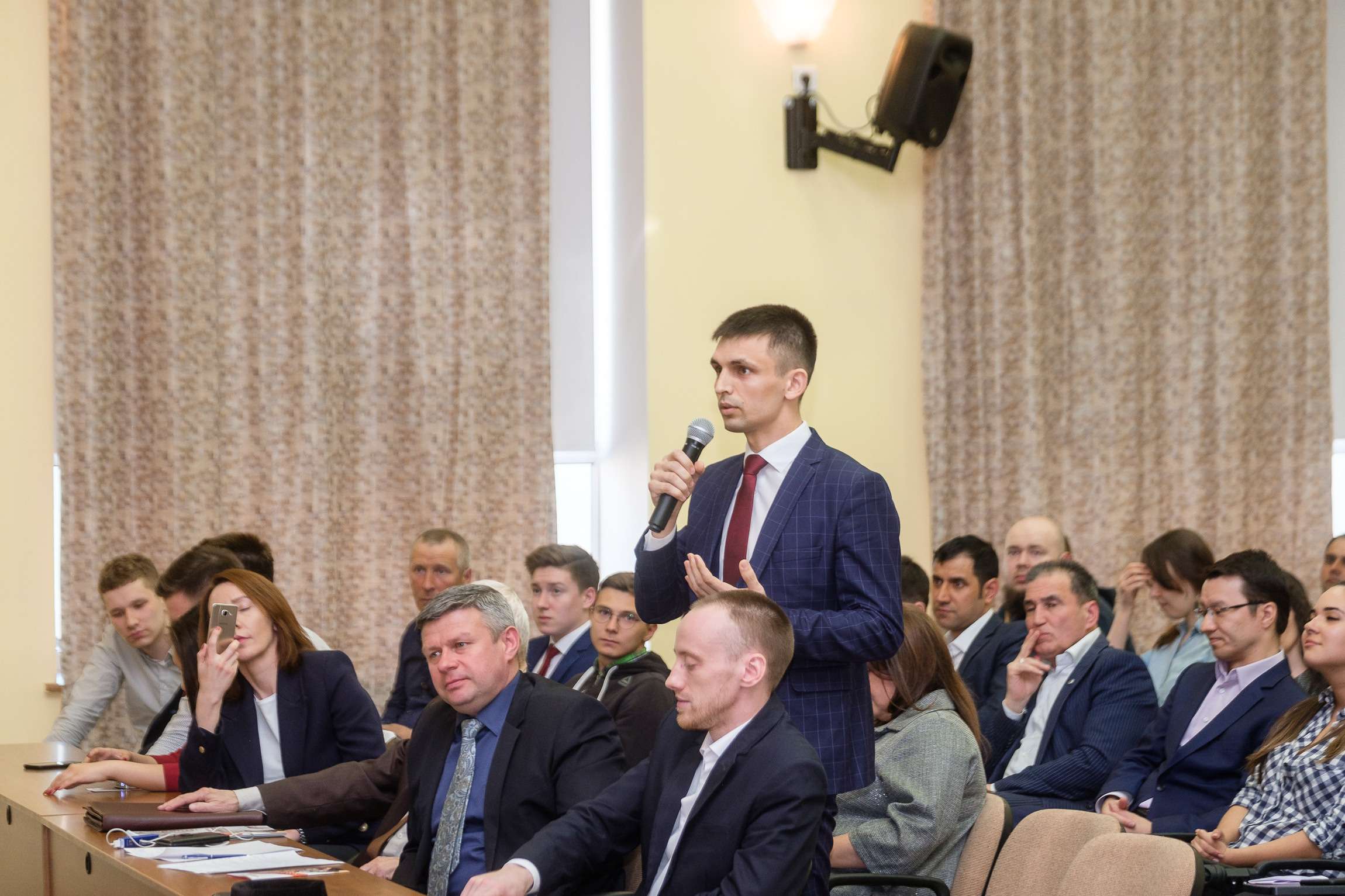 Репортажная съемка на встрече предпринимателей с министром финансов. Репортажный фотограф в Казани Павел Серпокрылов