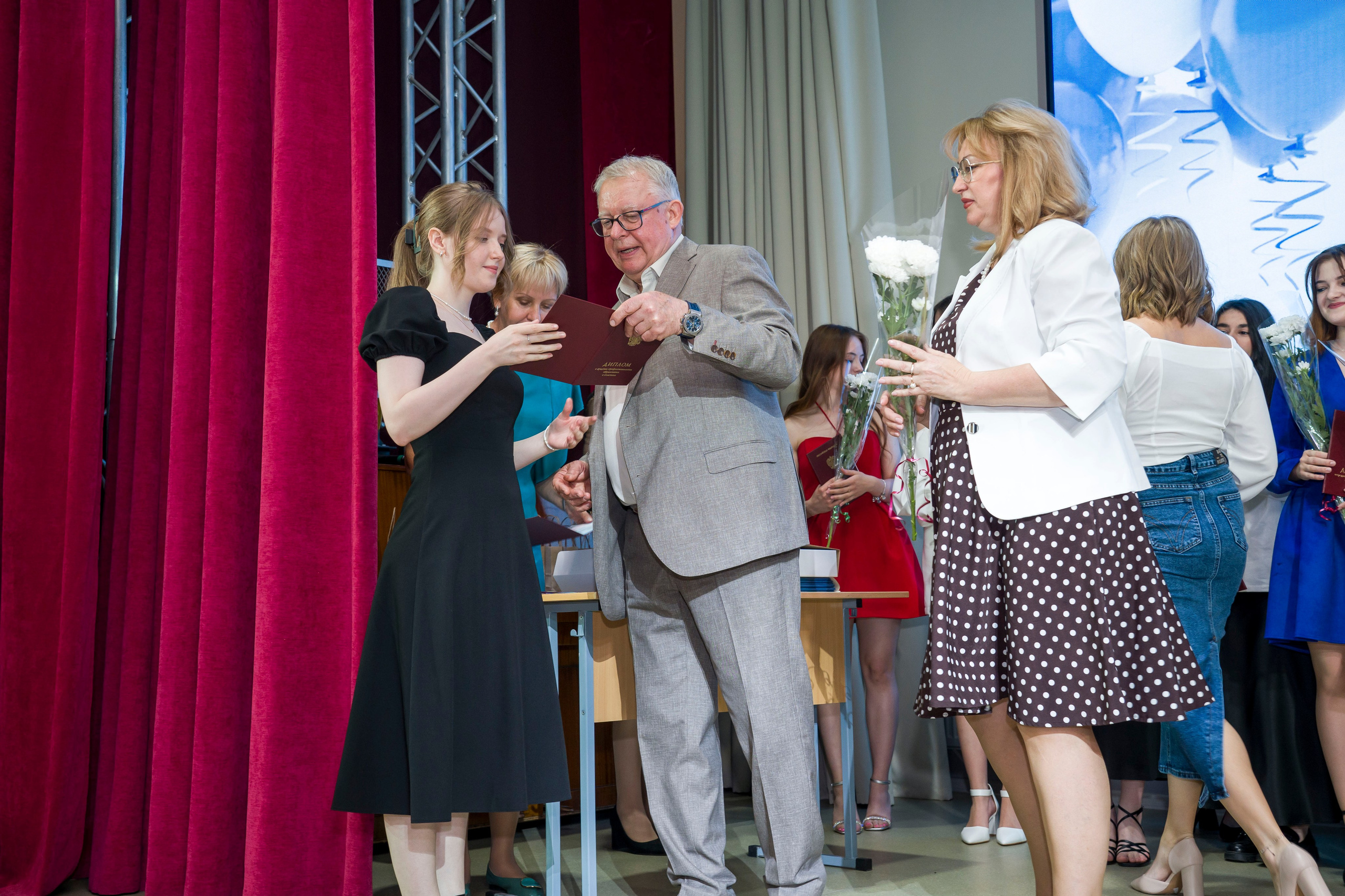 Выпускной в медколледже. Фотограф в Санкт-Петербурге. Репортажная и все съёмки для бизнеса