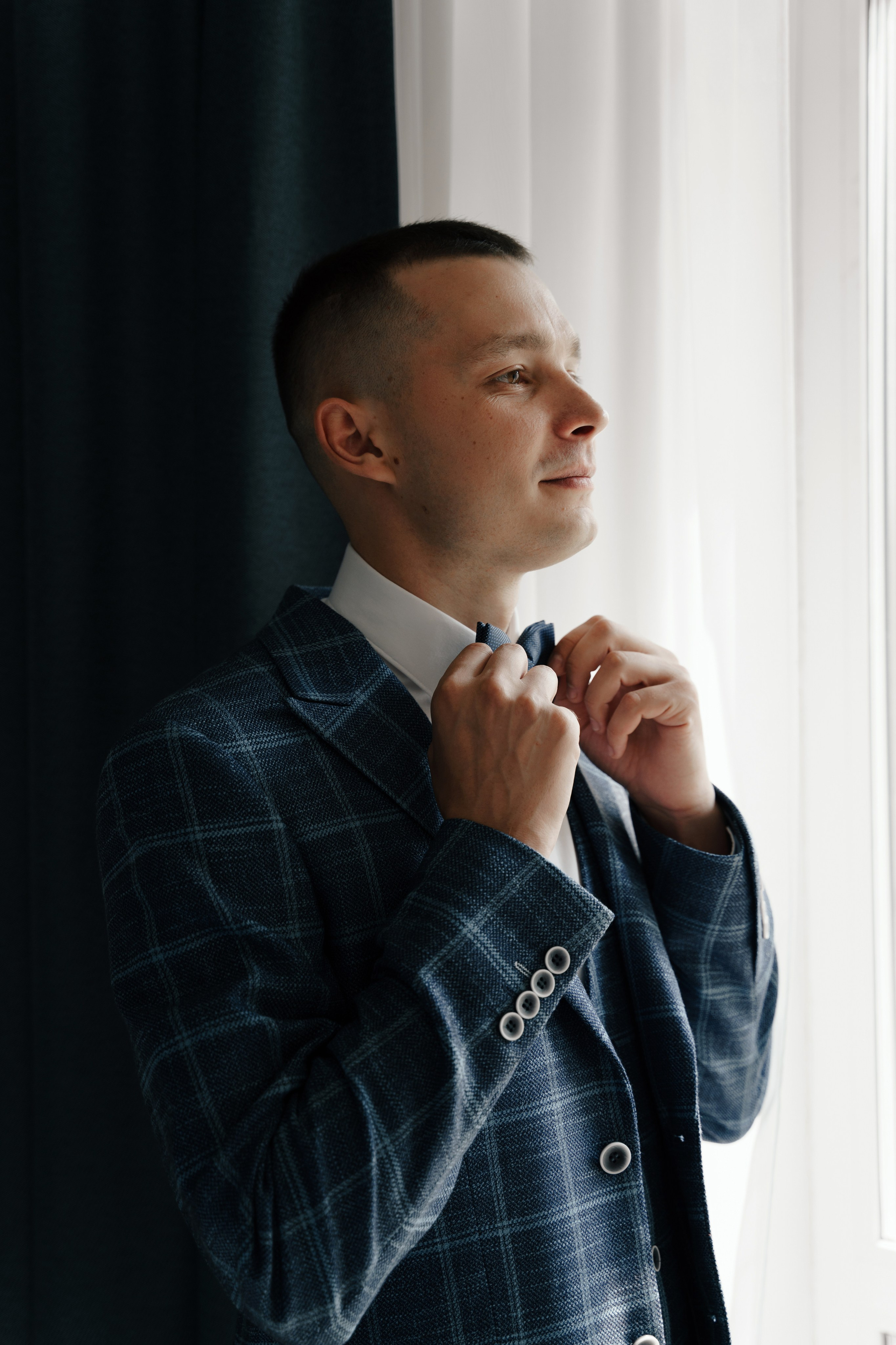 Портрет жениха на сборах в отеле утром