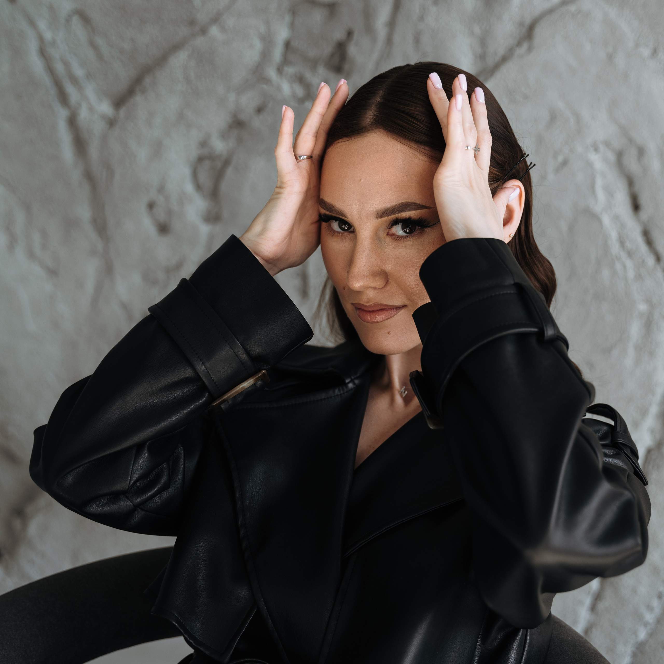 Настя — фотосессия в темной студии с хрустальной люстрой. Портретный и семейный фотограф в Екатеринбурге Мария Чахеева