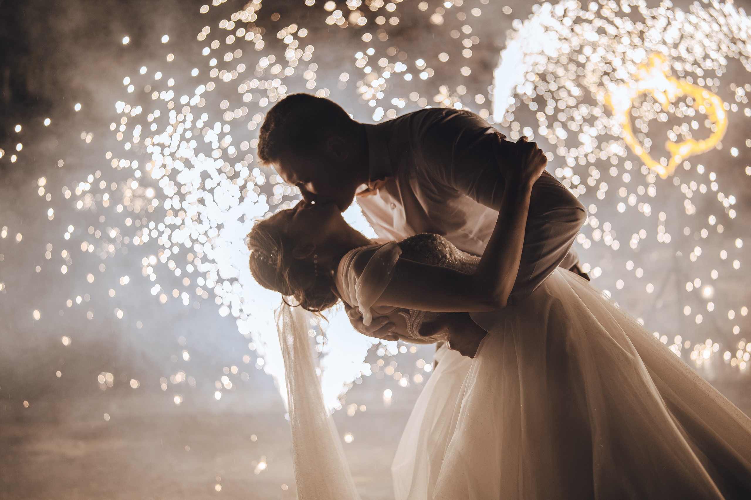 Пиротехническое оформление сердца. Огненно-пиротехническое шоу, салюты, пиротехника на ваш праздник!