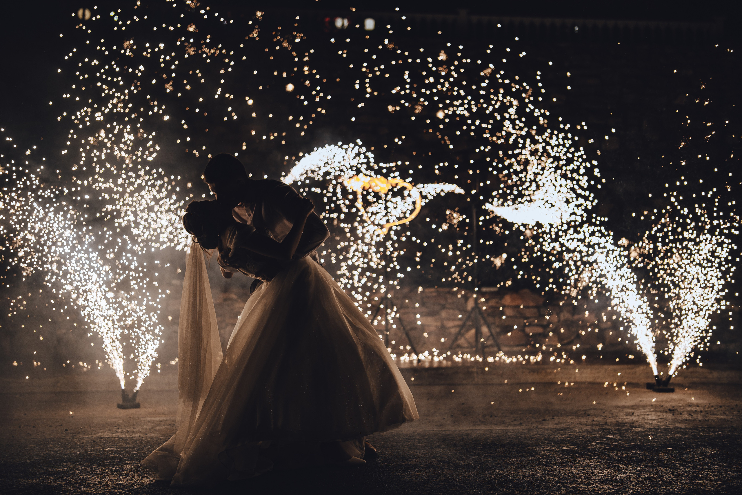 Пиротехническое оформление сердца. Огненно-пиротехническое шоу, салюты, пиротехника на ваш праздник!