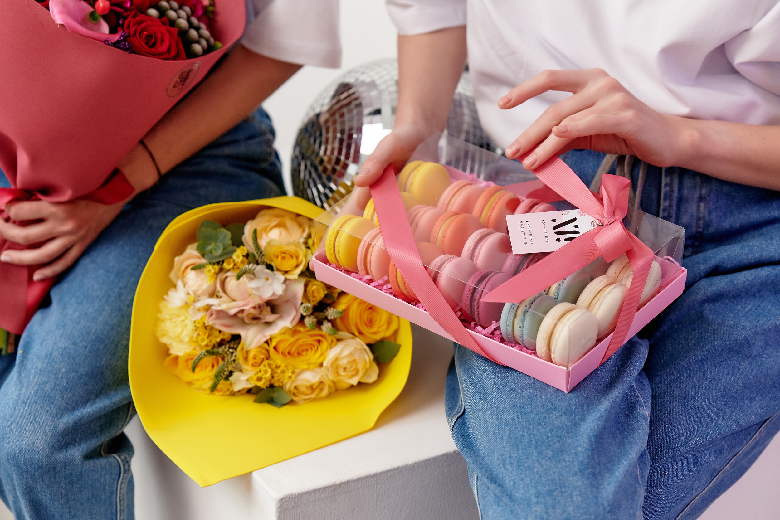 Доставка цветов и сладостей. ФОТОГРАФ Кристина Павлова | МОСКВА