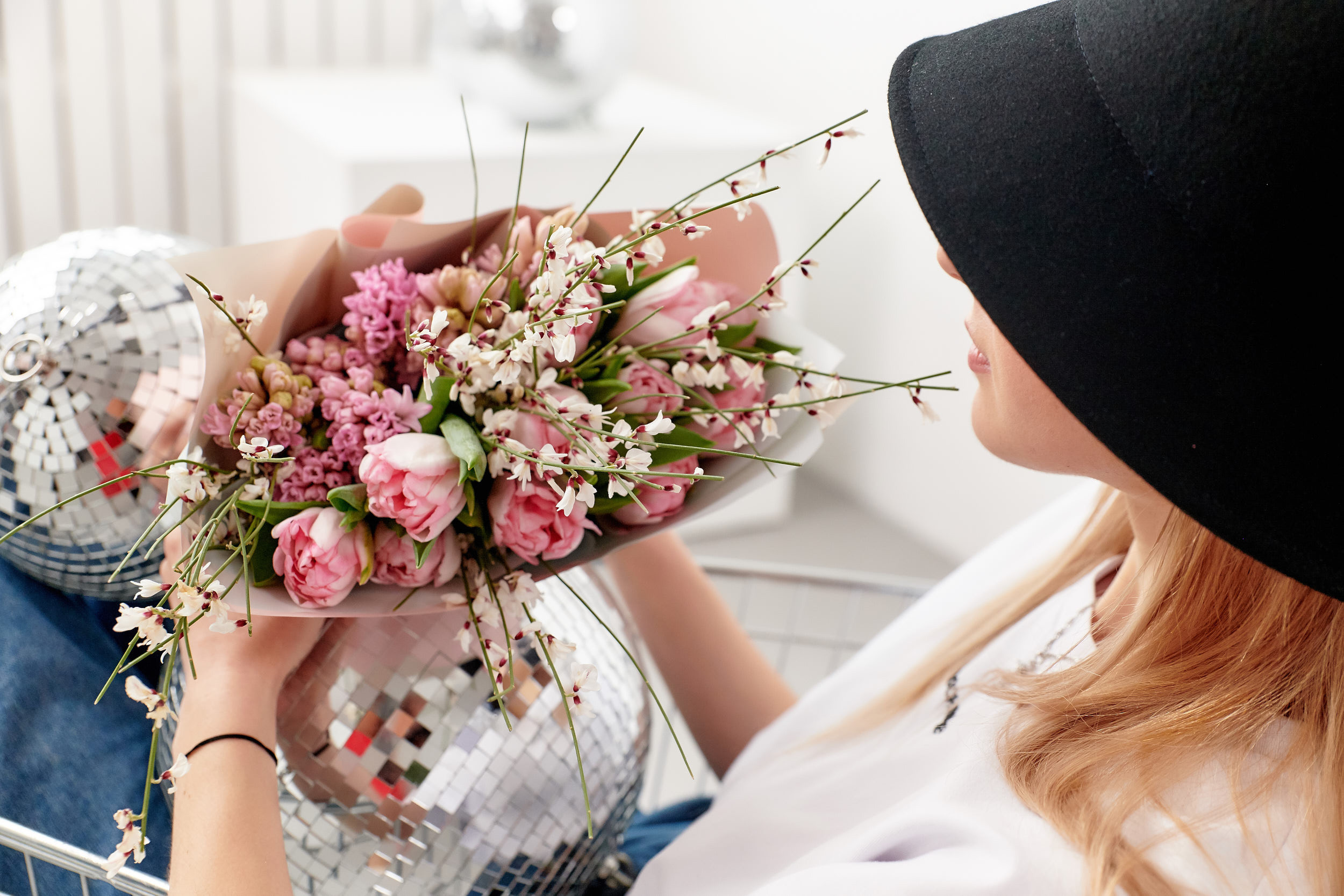 Доставка цветов и сладостей. ФОТОГРАФ Кристина Павлова | МОСКВА