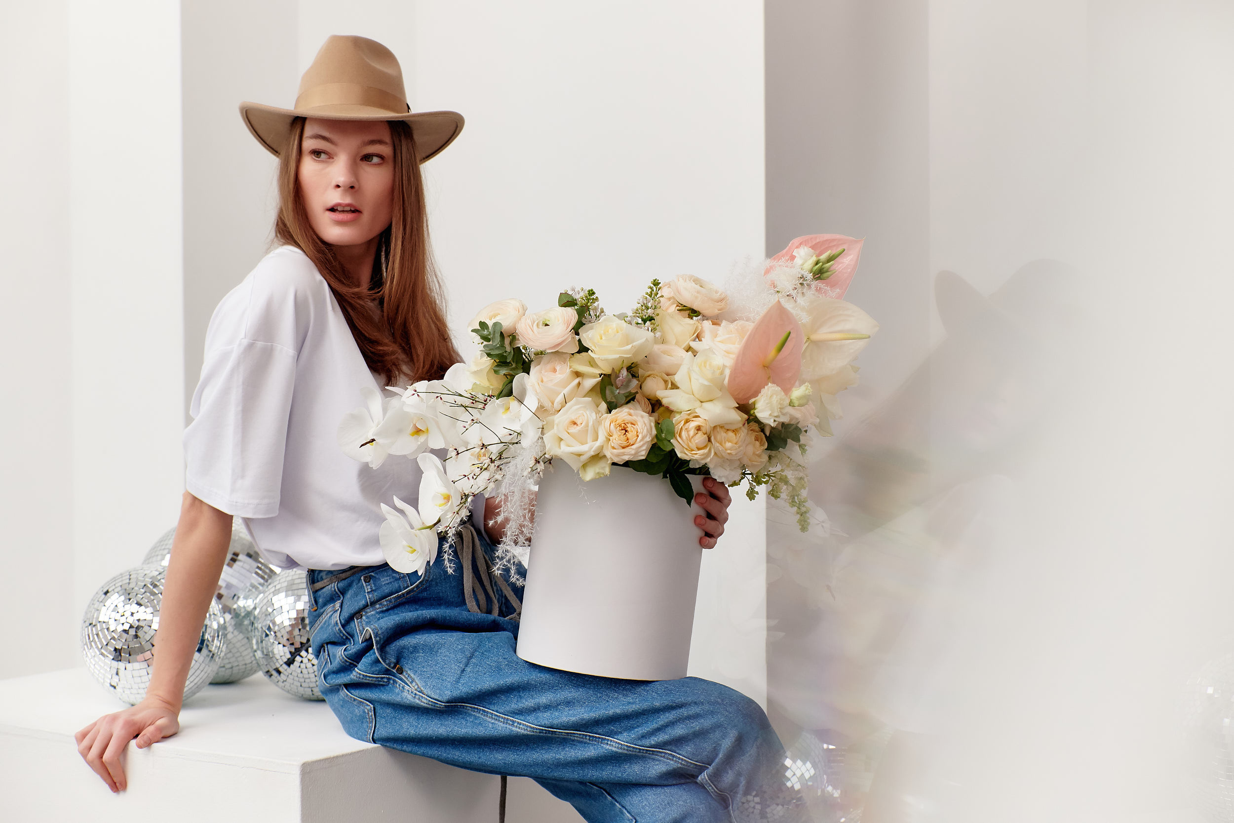 Доставка цветов и сладостей. ФОТОГРАФ Кристина Павлова | МОСКВА