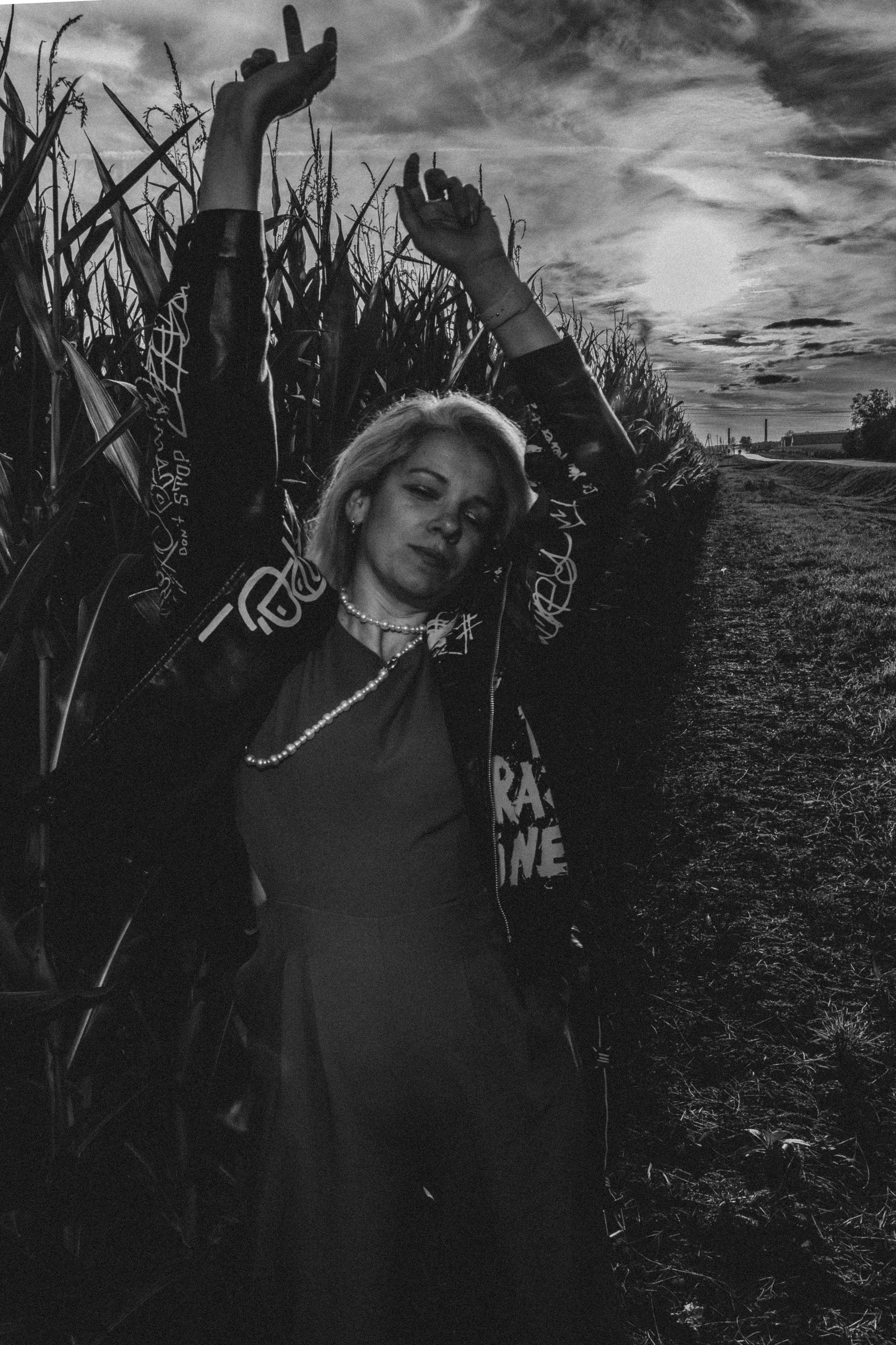 Дерзкая игривая фотосессия девушки в красном в кукурузе