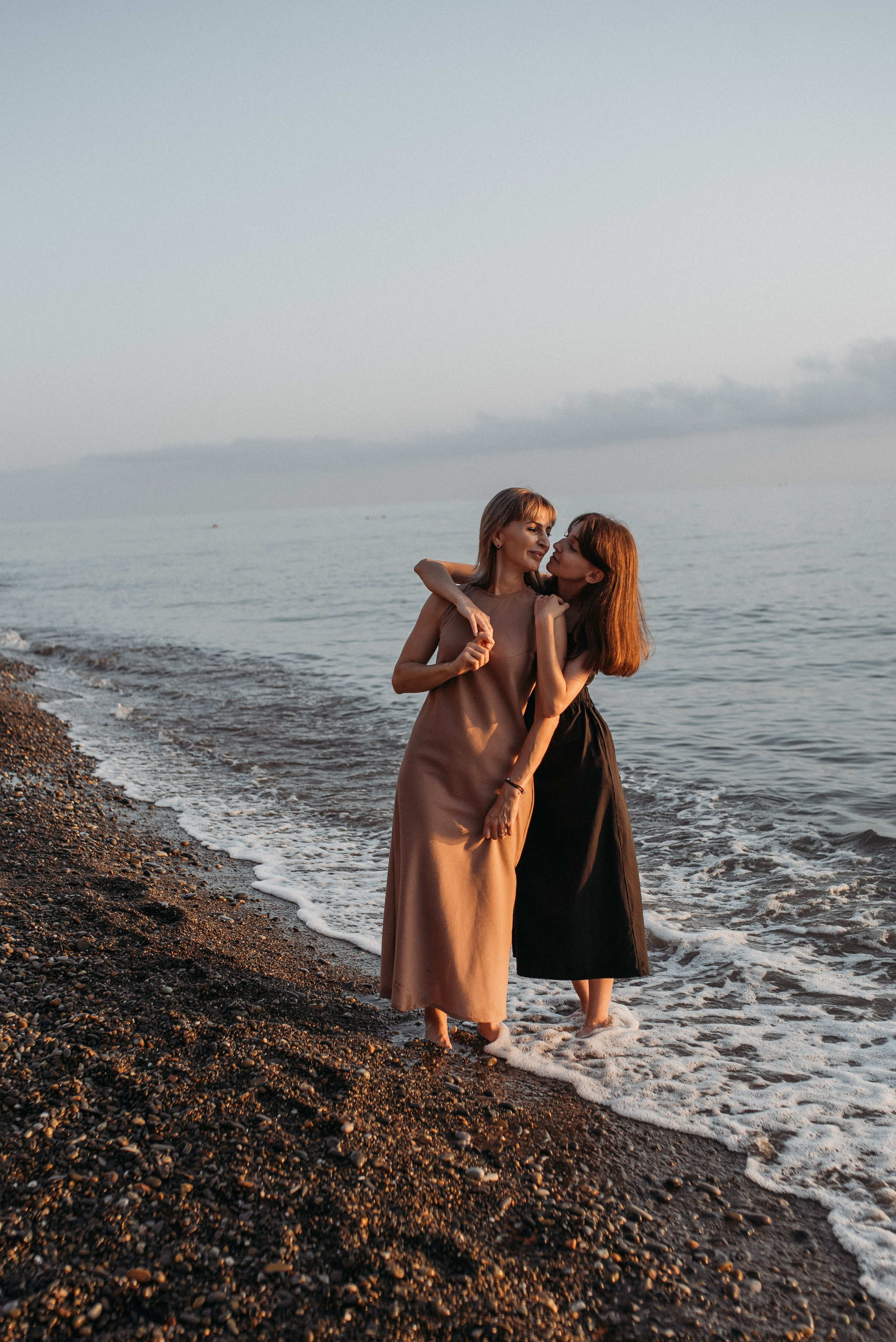 Семейная фотосессия мамы с дочками на берегу моря в Сочи Сириус Адлер. Фотограф в Сочи — Маргарита Поганова