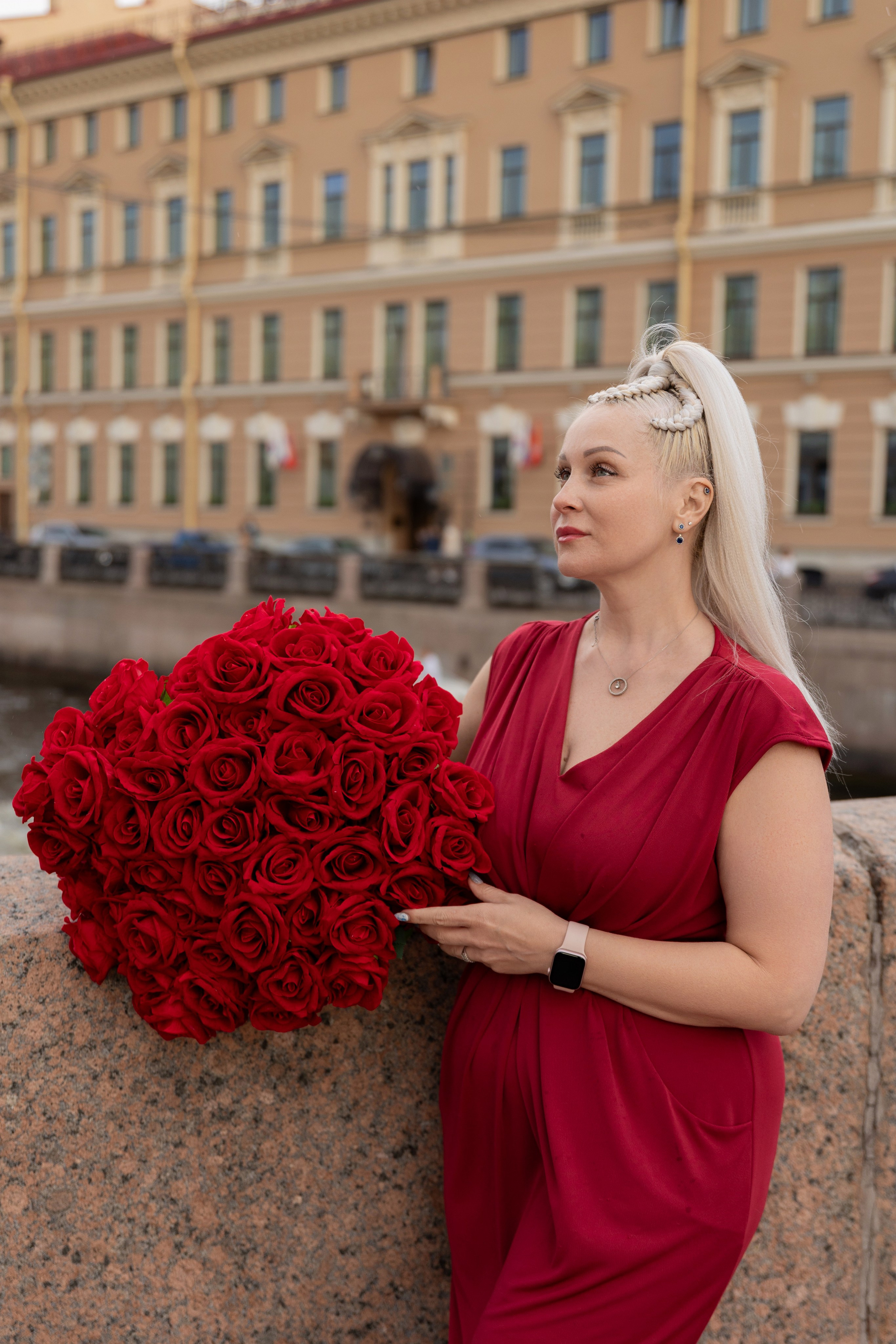 Фотопрогулка в центре с букетом красных роз. Семейный и свадебный фотограф в Санкт-Петербурге Татьяна Швыкова