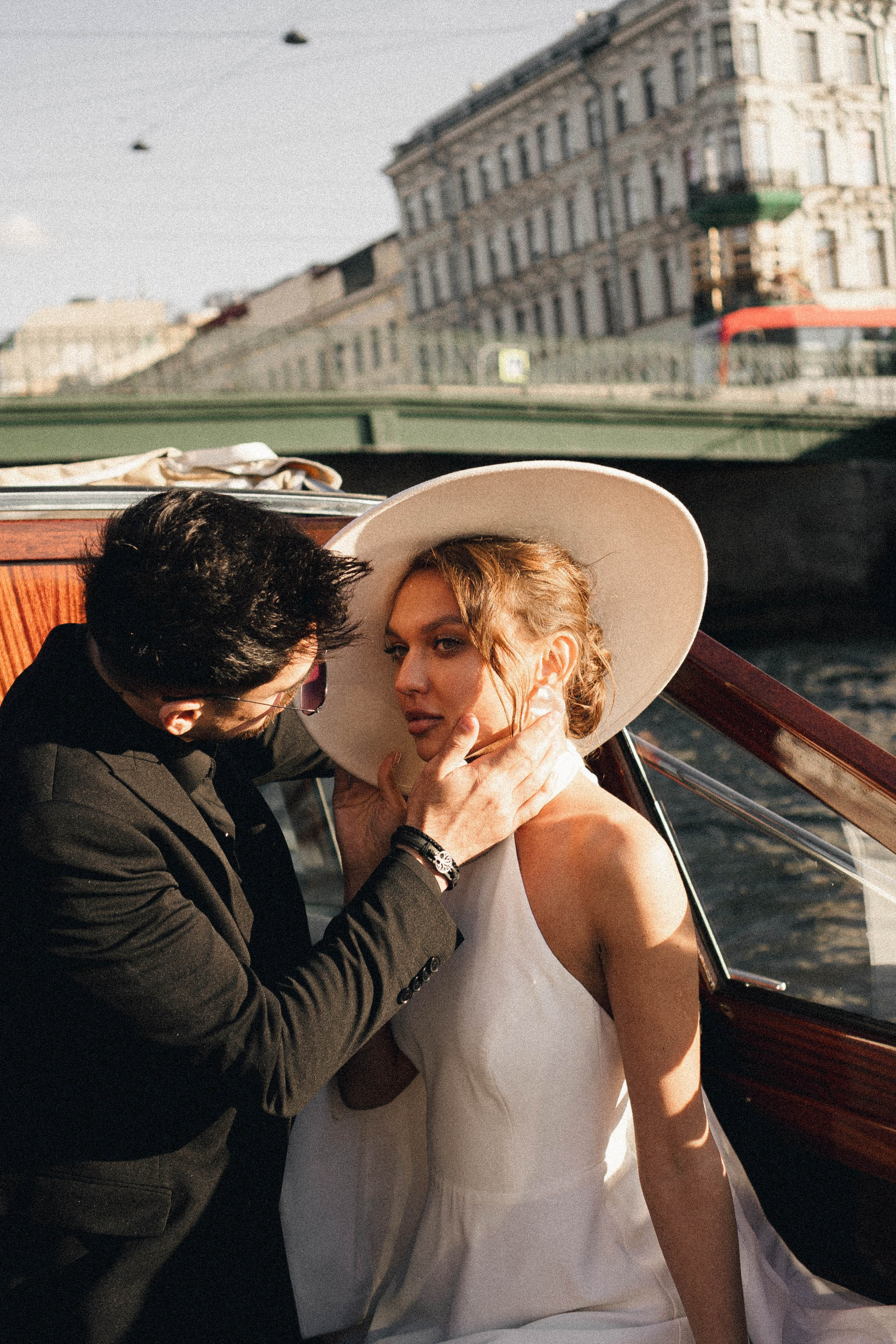 СВАДЕНБНАЯ СЬЕМКА НА КАТЕРЕ ПО КАНАЛАМ САНКТ-ПЕТЕРБУРГА И В АКВАТОРИИ НЕВЫ. Профессиональный фотограф, Санкт-Петербург — Виктория Богомолова