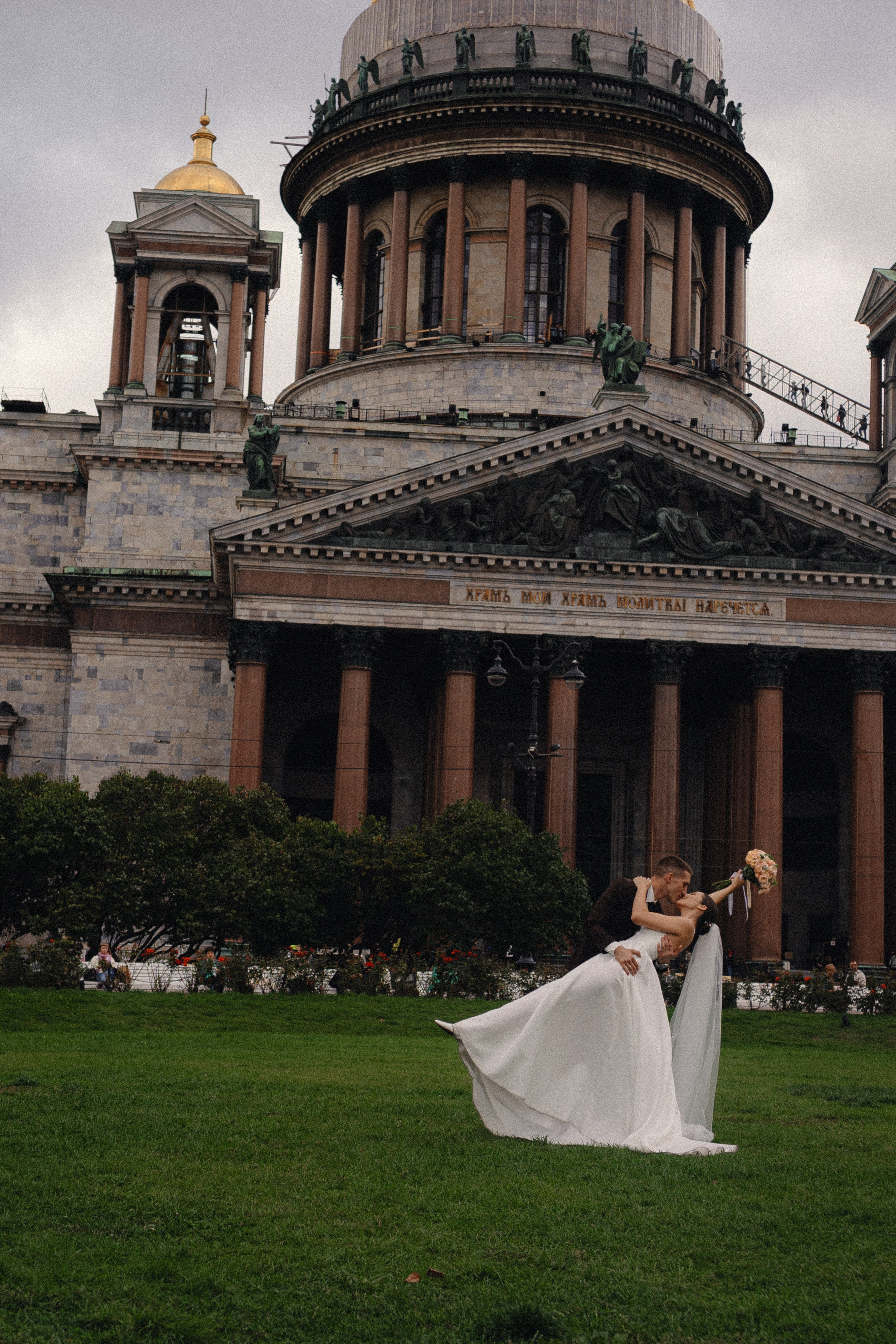 СВАДЕБНАЯ ПРОГУЛКА В САНТК-ПЕТЕРБУРГЕ (ИСАКИЕВСКИЙ СОБОР, ЗИМНЯЯ КАНАВКА, ЭРМИТАЖ И БОЛЬШАЯ МОРСКАЯ УЛИЦА). Профессиональный фотограф, Санкт-Петербург — Виктория Богомолова