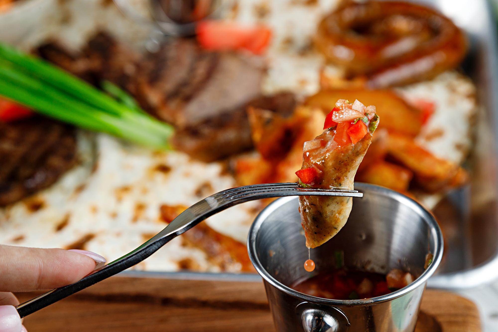 крупный план сосу  пицца 