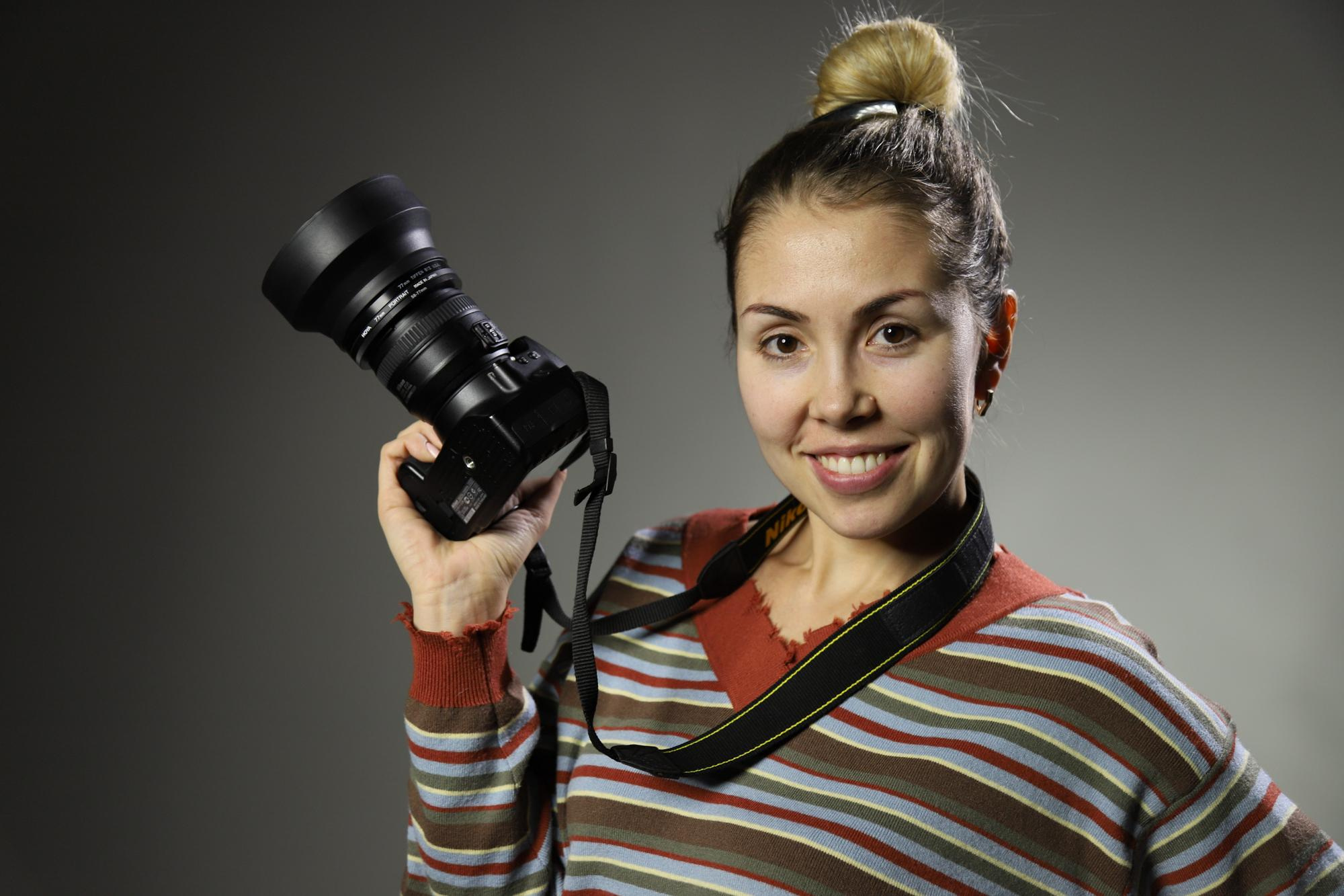 девушка с фотоаппаратам 