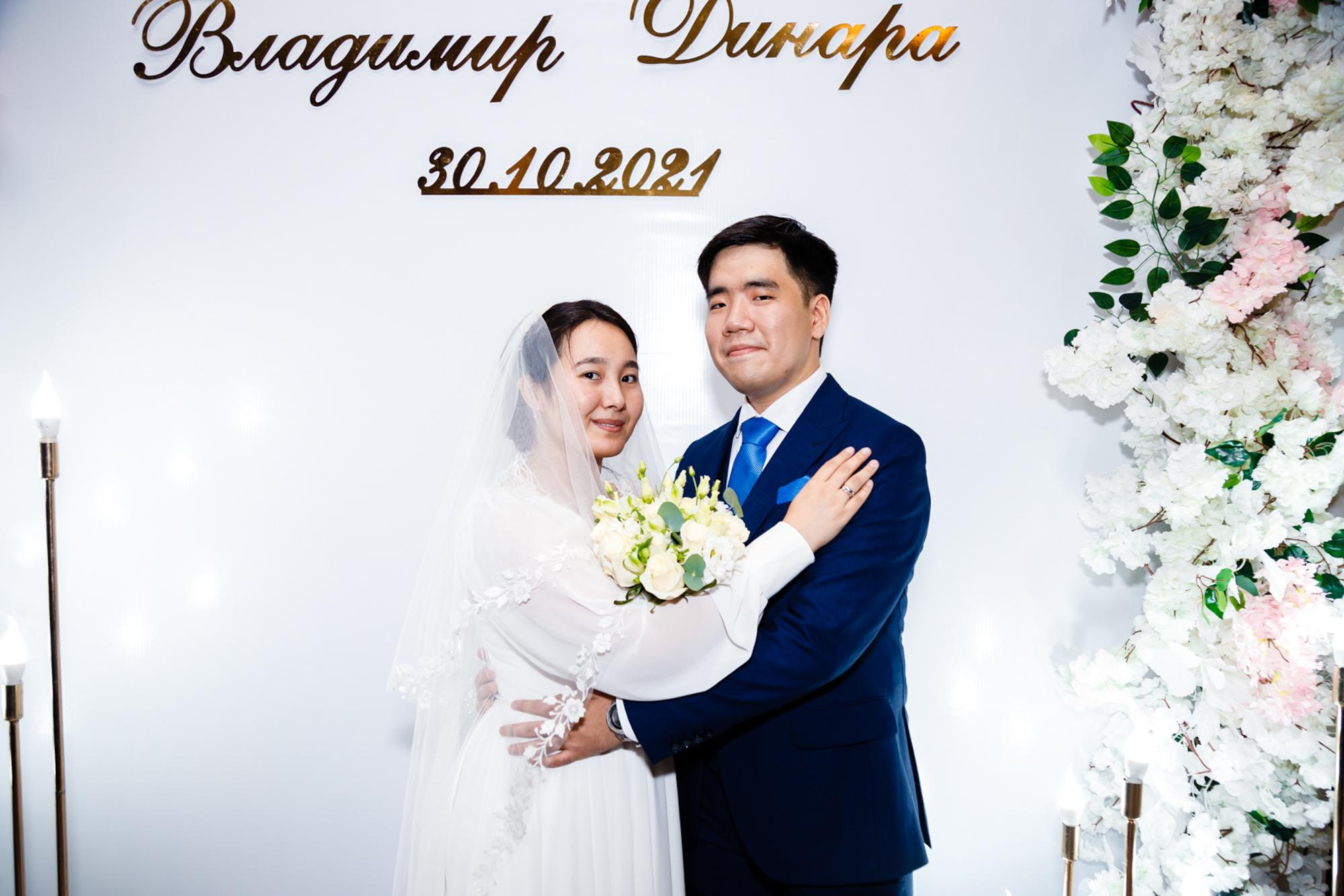 на фотозоне жених невеста