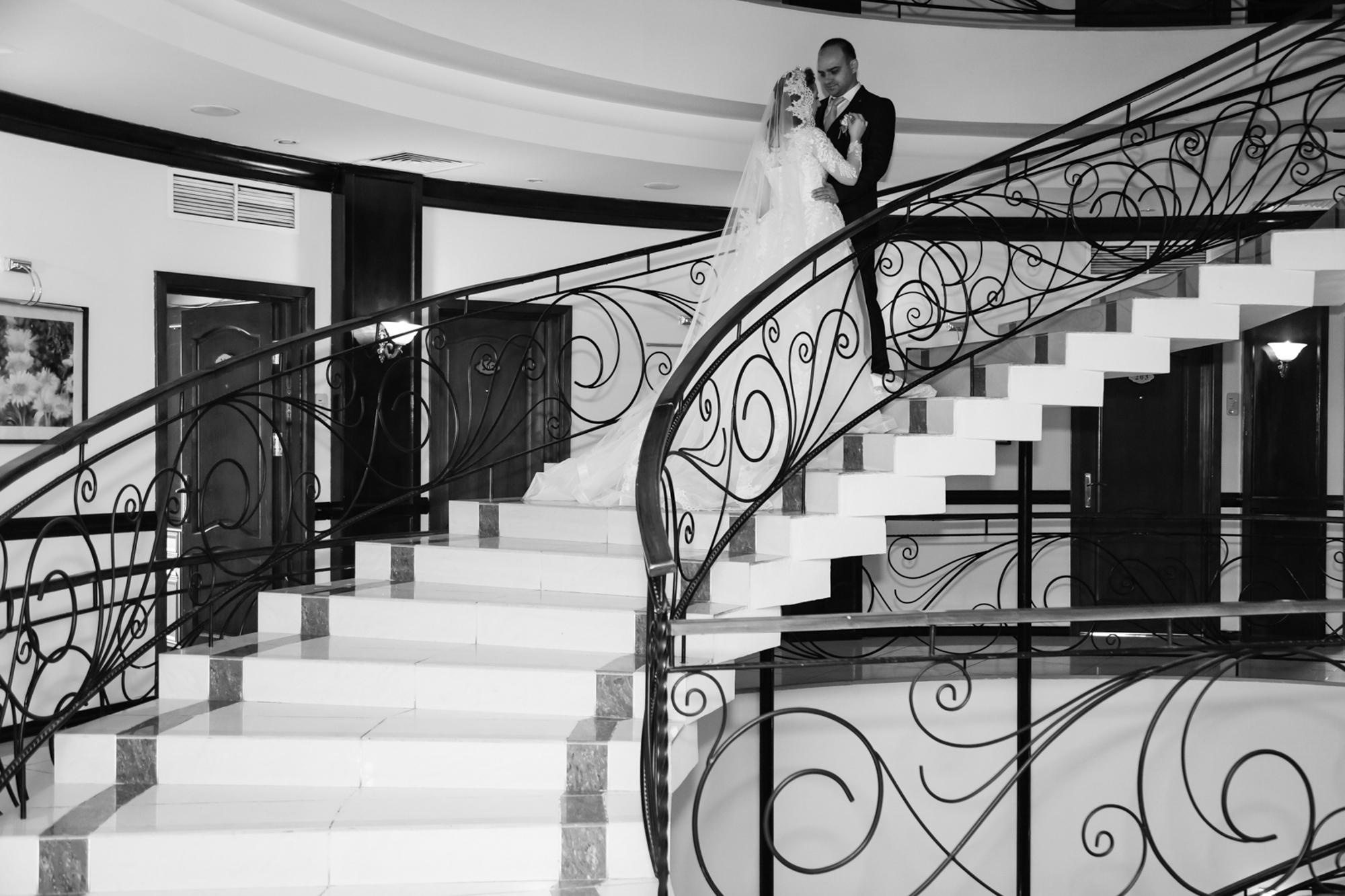 жених невеста на лестнице 