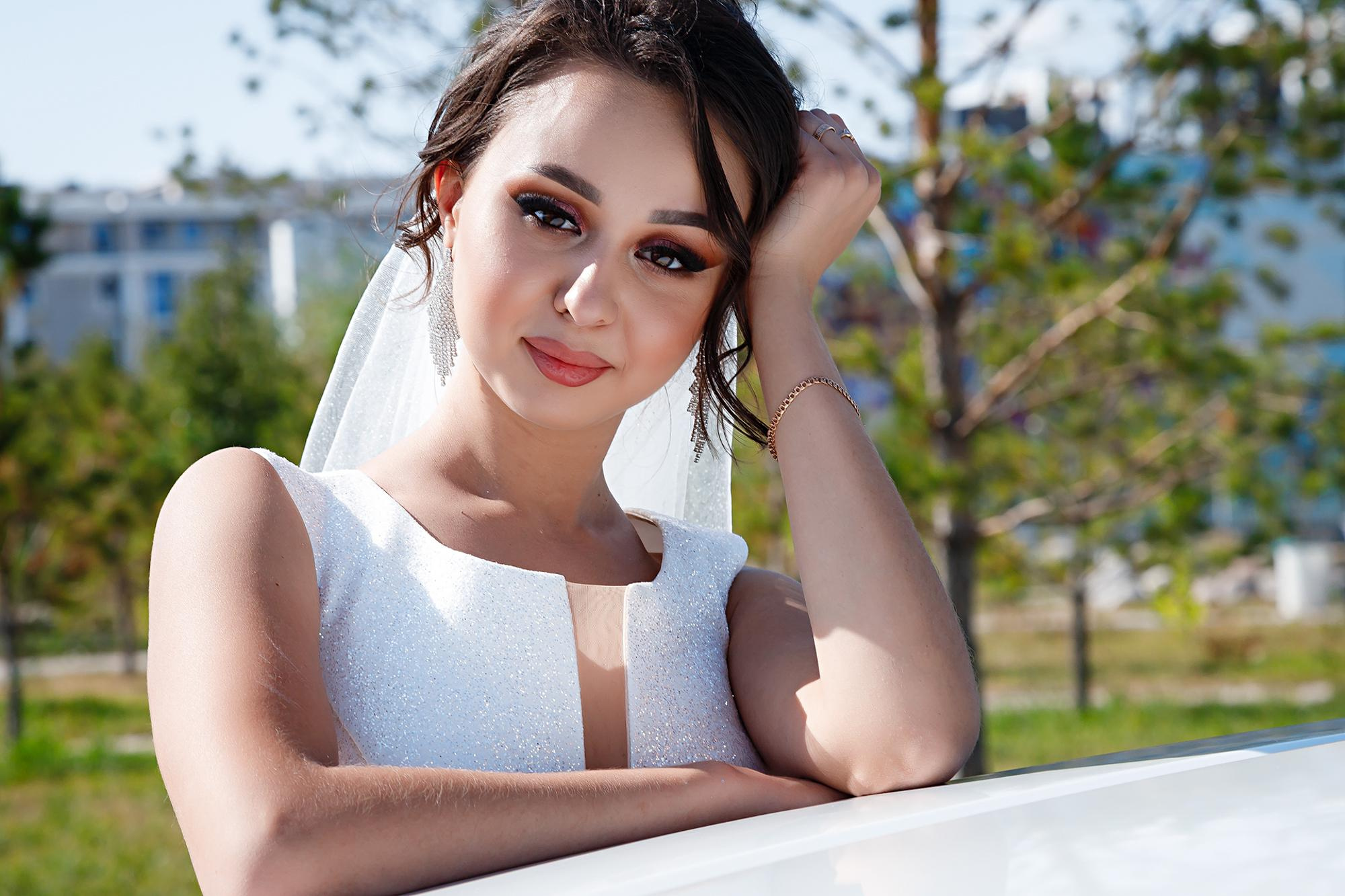 позирует невеста 