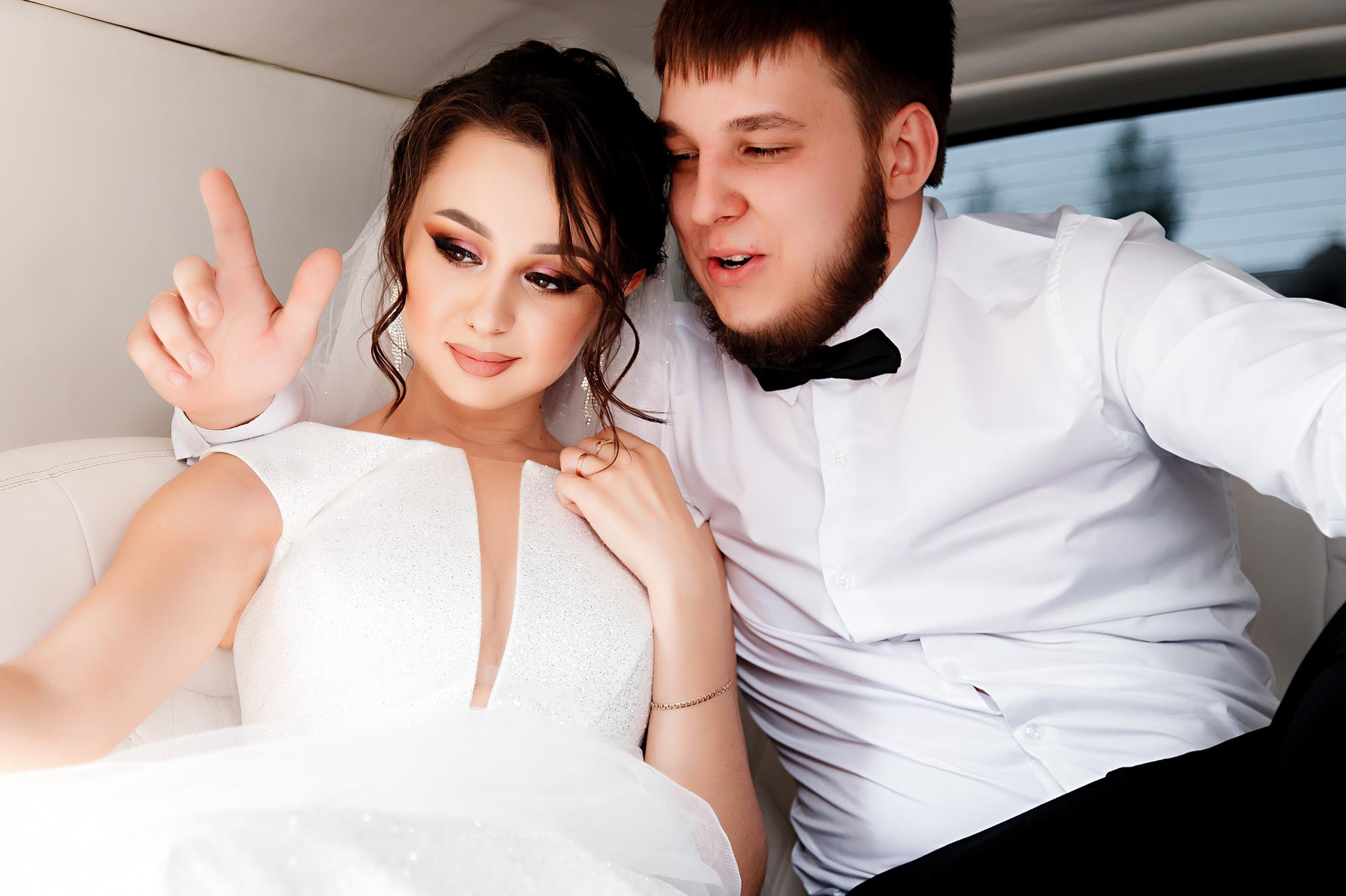 в лимузине невеста жених 
