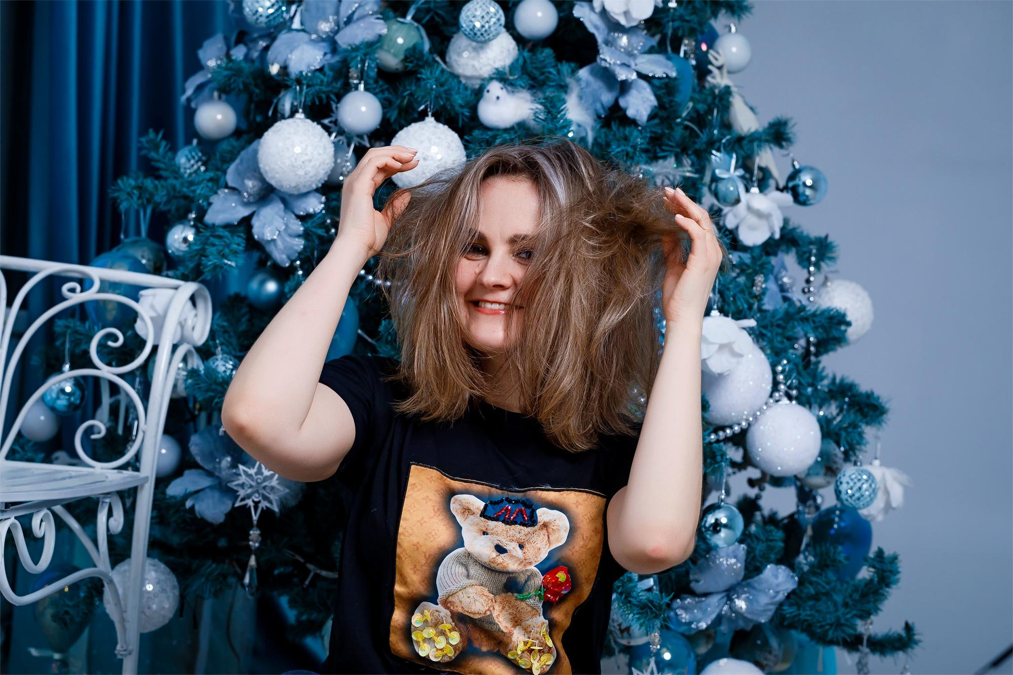 девушка на фоне синей елки 